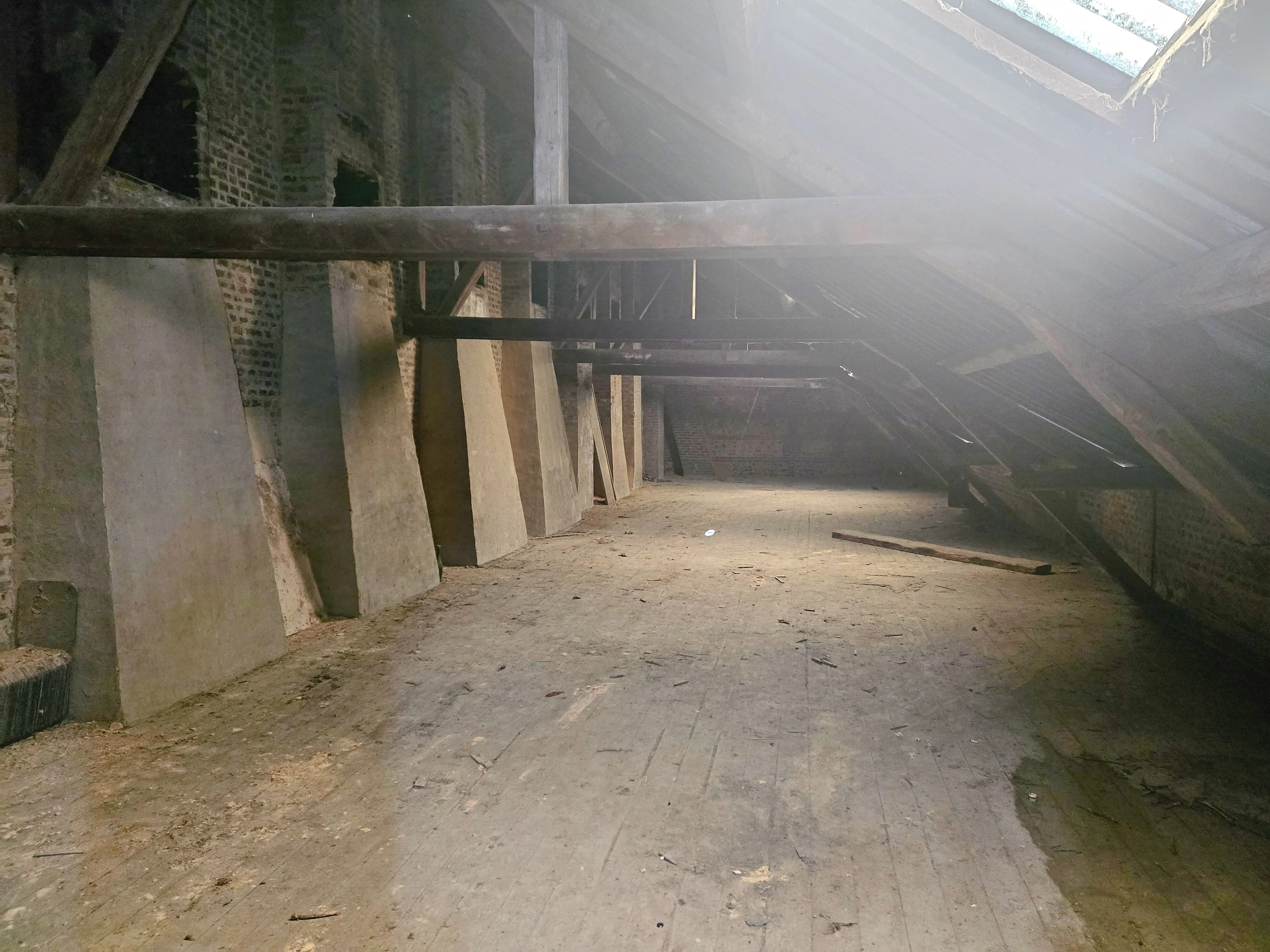 Bâtiment en briques et silex à réhabiliter près de la plage de Fécamp 