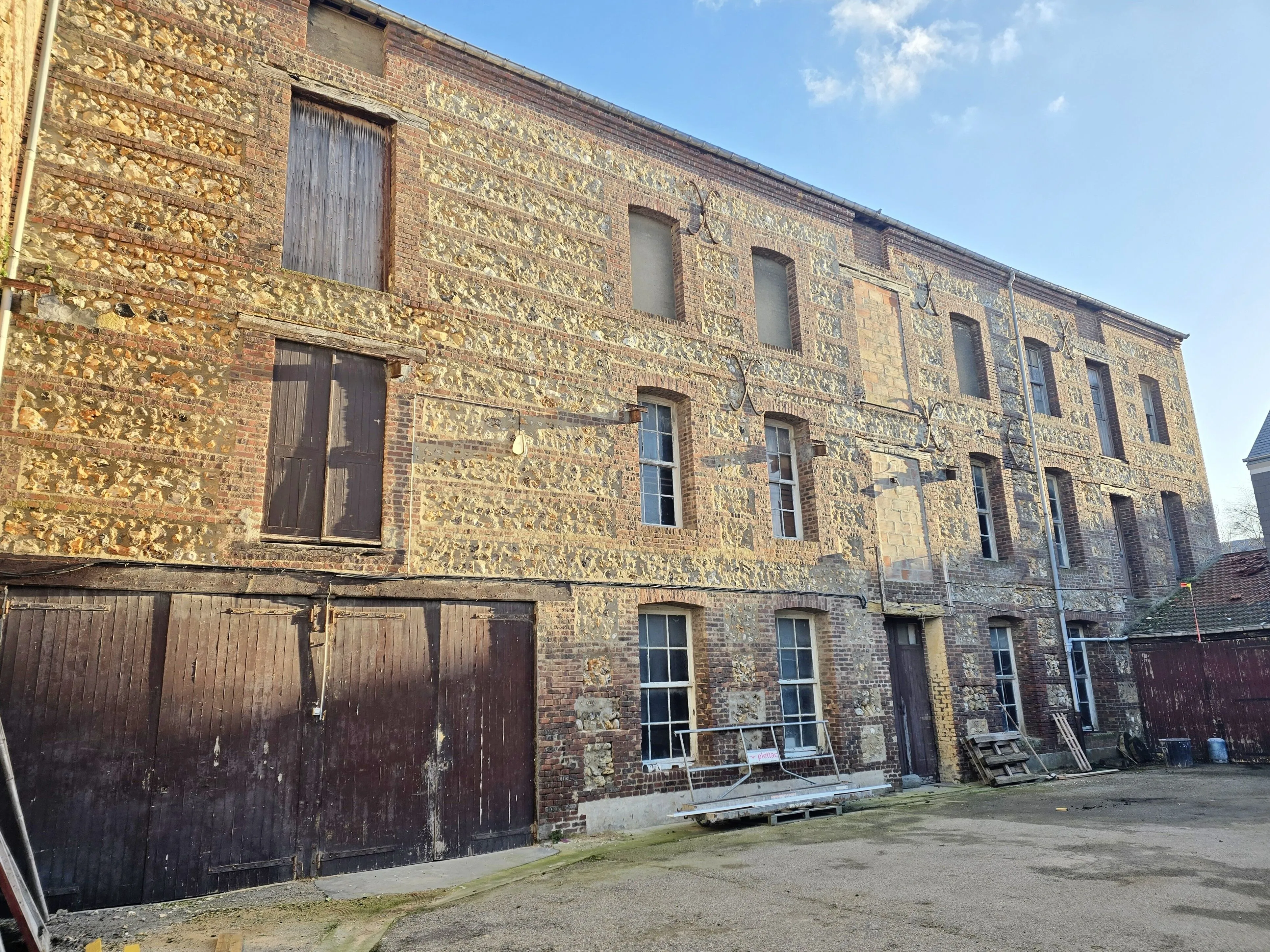 Bâtiment en briques et silex à réhabiliter près de la plage de Fécamp