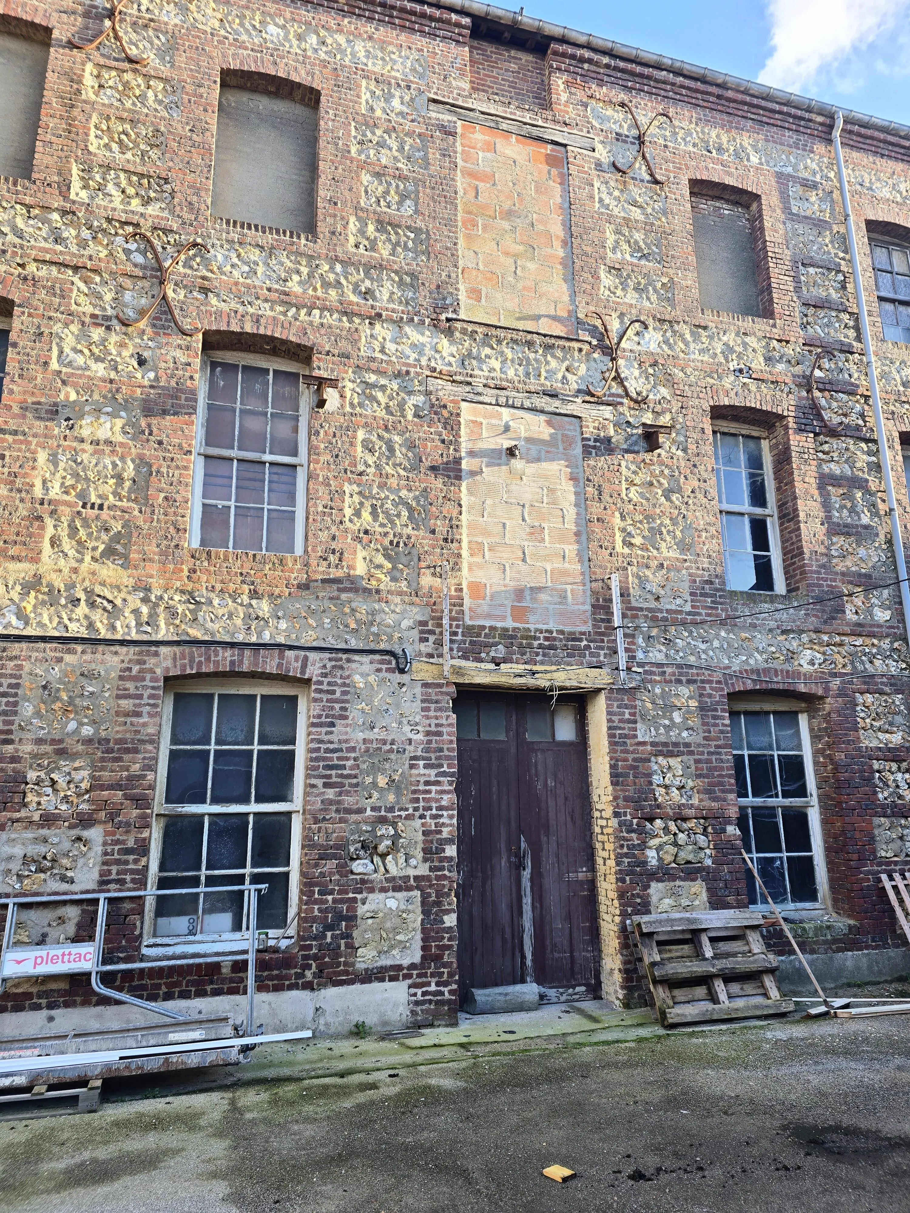 Bâtiment en briques et silex à réhabiliter près de la plage de Fécamp 