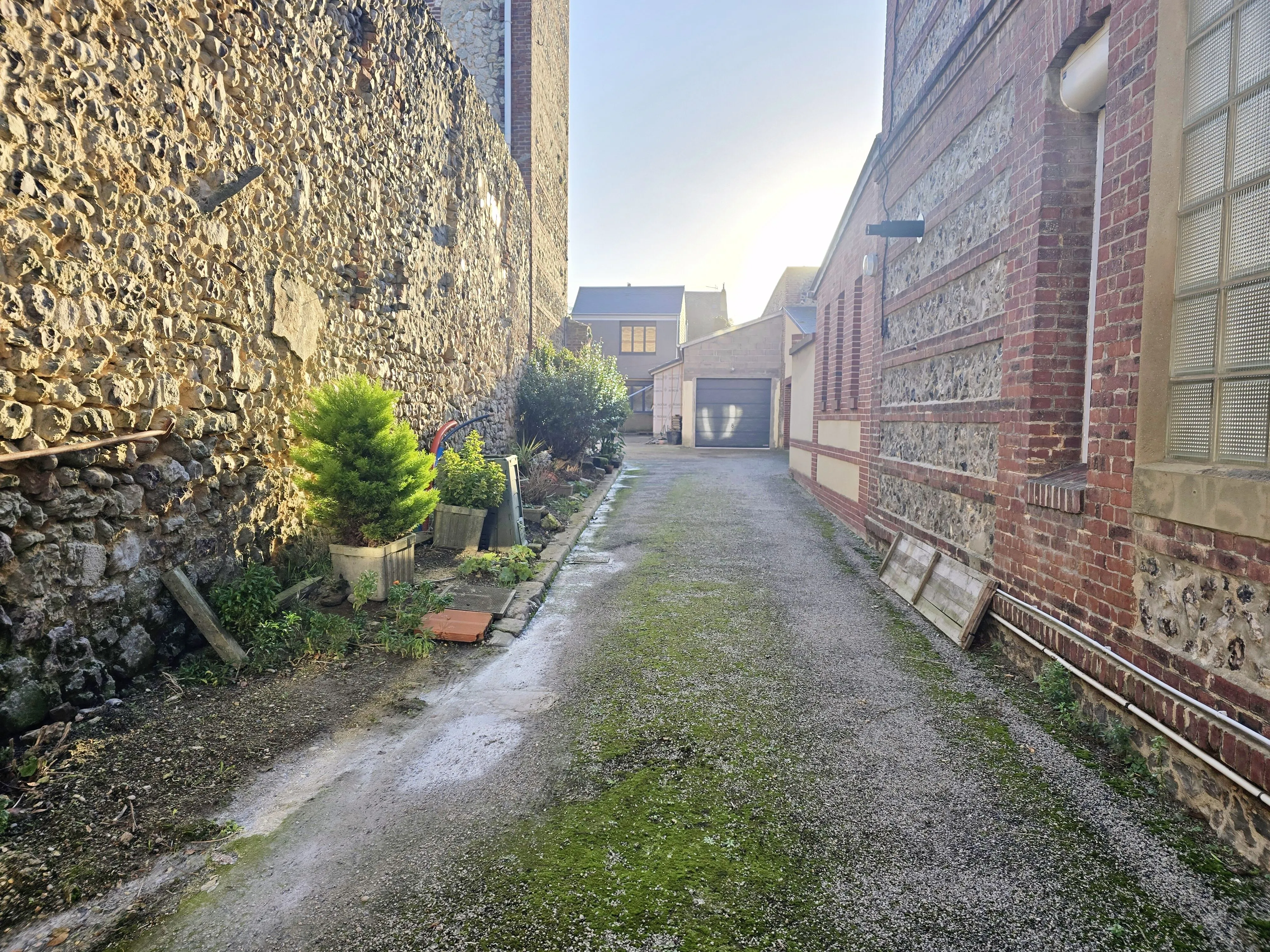 Bâtiment en briques et silex à réhabiliter près de la plage de Fécamp 