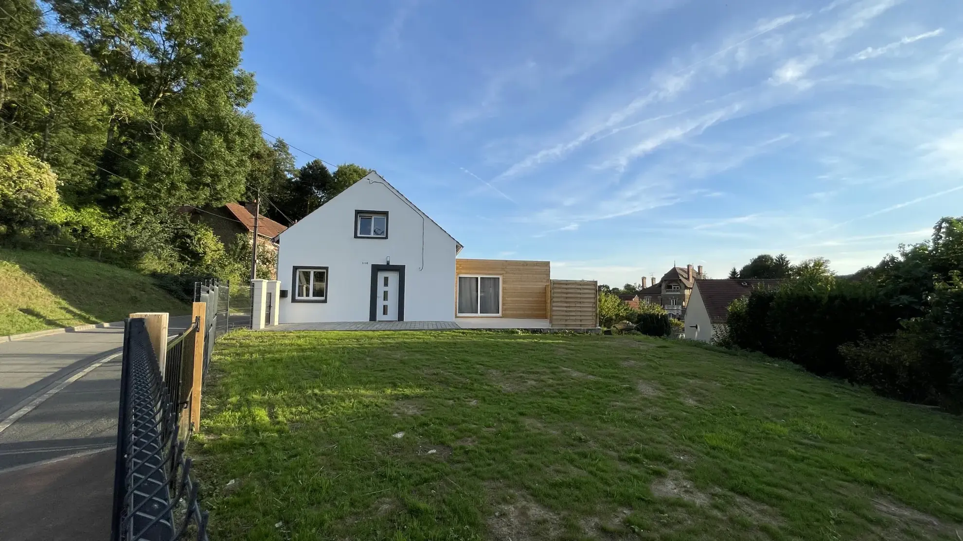 Maison familiale moderne à Noyon avec jardin clos et stationnement sécurisé
