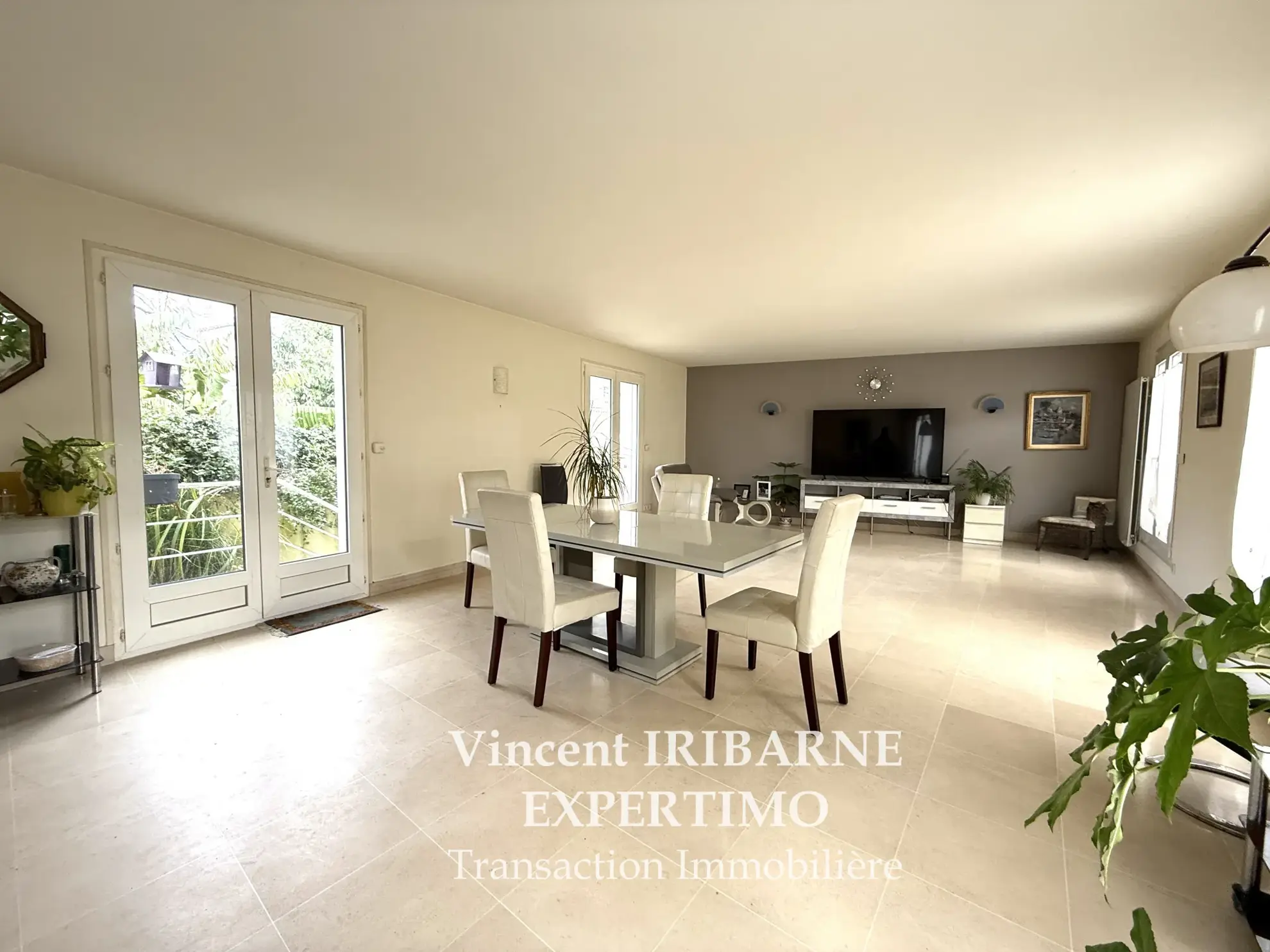 Maison à vendre dans le centre-ville de Saintes - 4 pièces, garage et cour