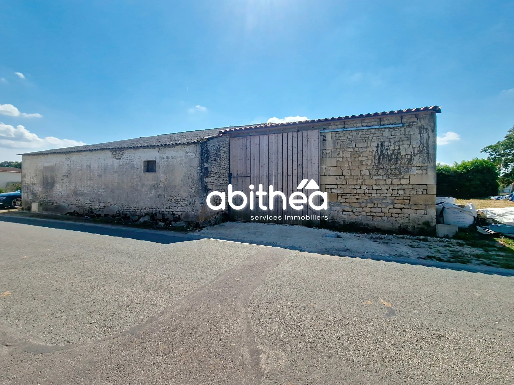 Maison charentaise à rénover avec grand potentiel proche de Jonzac