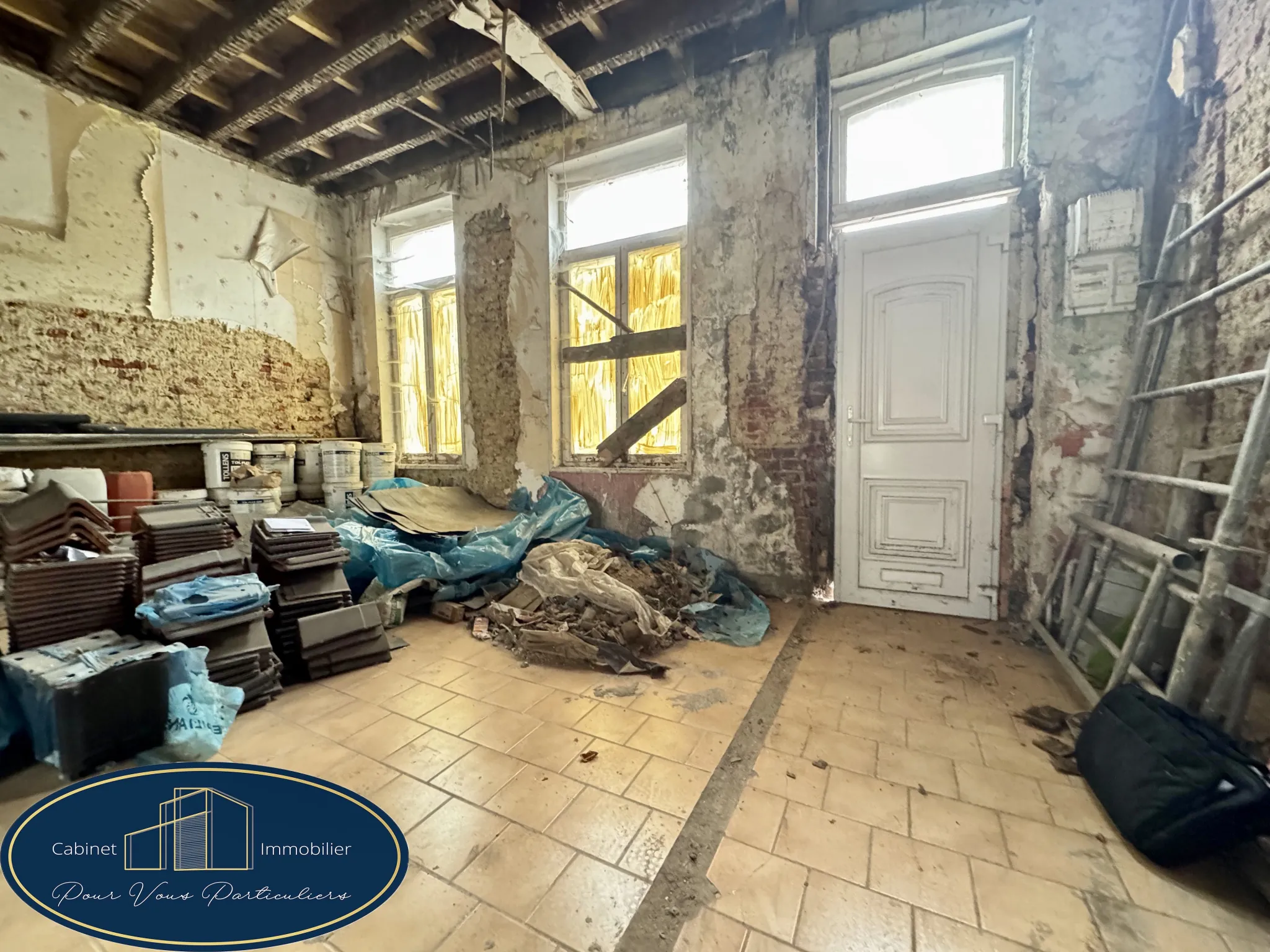 Maison semi-individuelle à Anzin avec cour, cave et toiture neuve