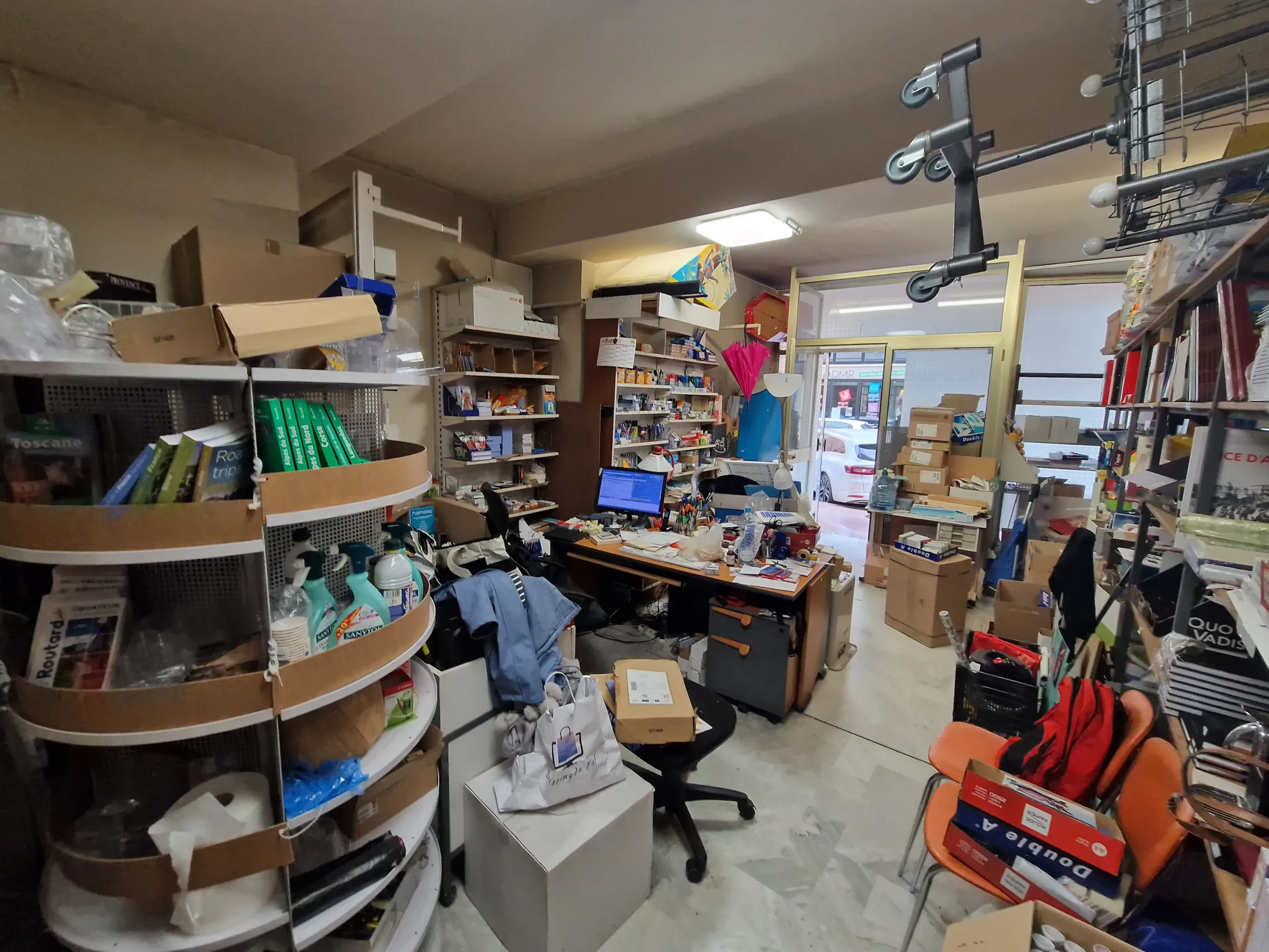 Local commercial à Menton de 61 m² avec stationnement, idéal pour profession libérale ou activité commerciale 