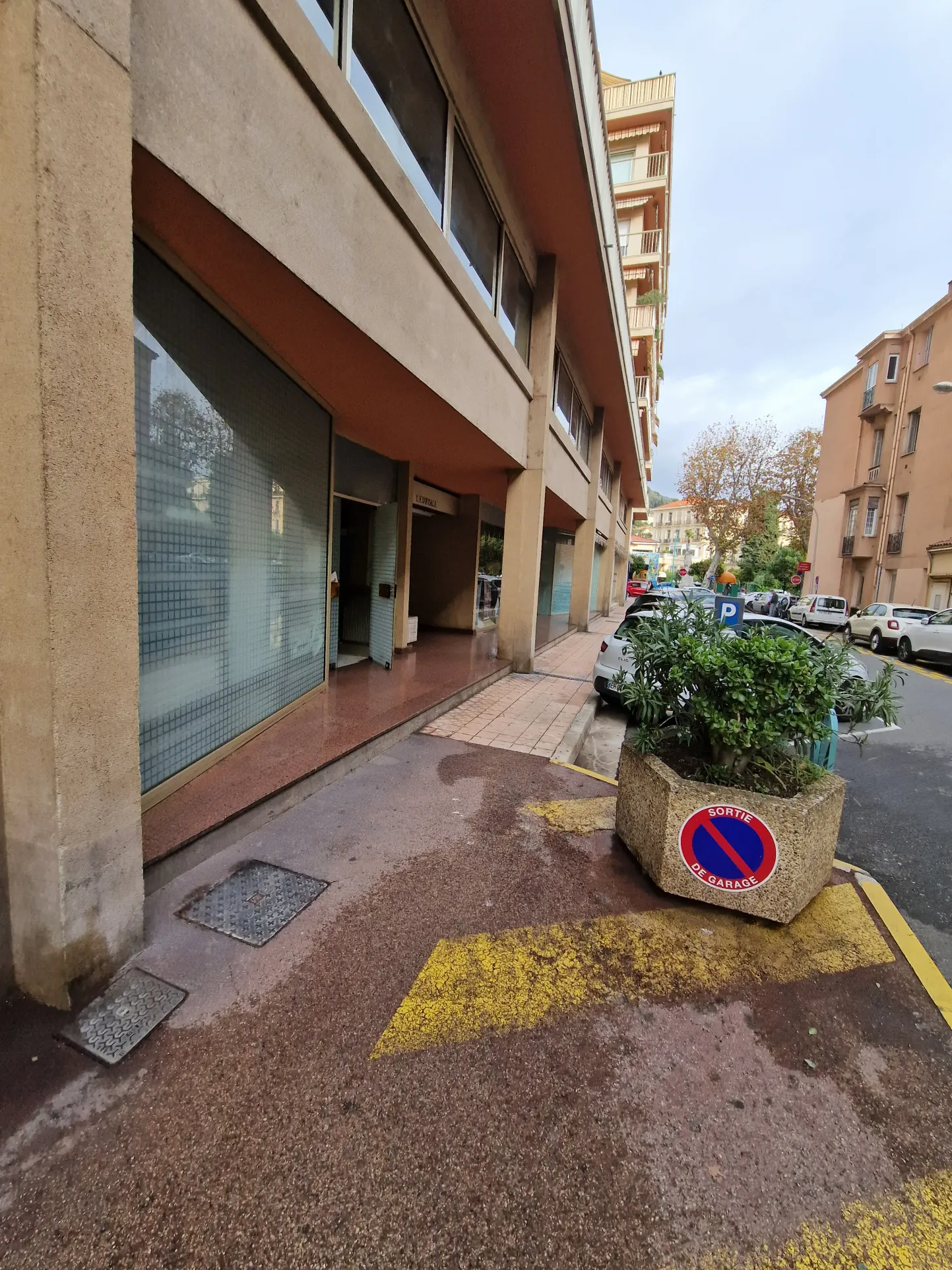 Local commercial à Menton de 61 m² avec stationnement, idéal pour profession libérale ou activité commerciale 