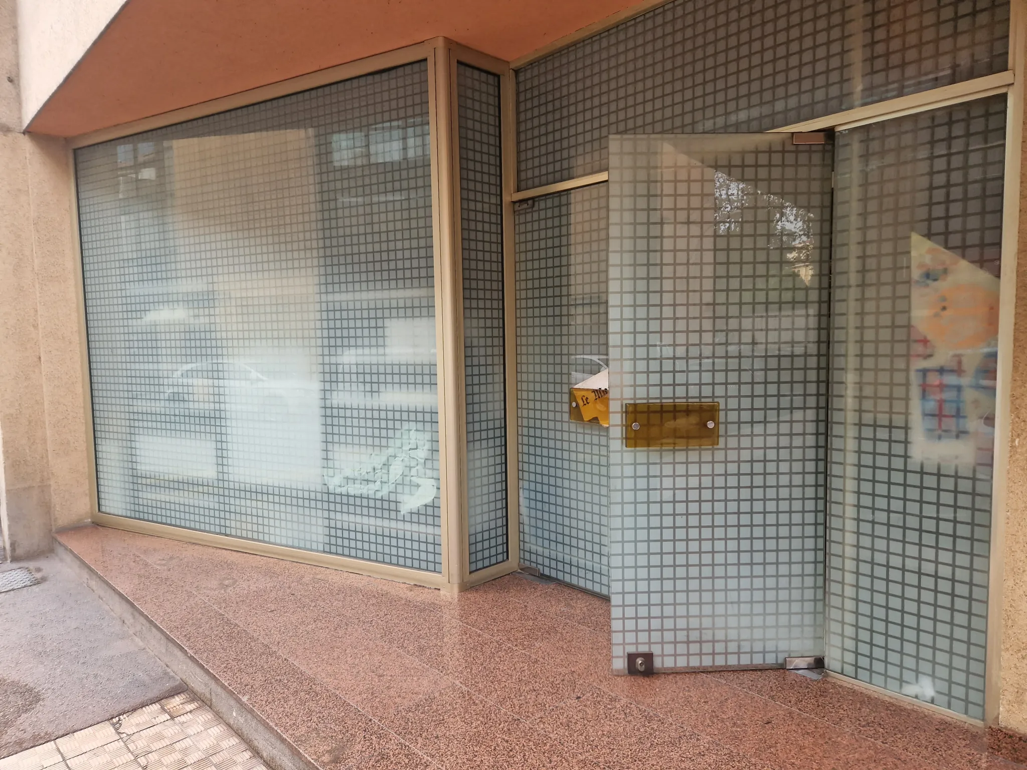 Local commercial à Menton de 61 m² avec stationnement, idéal pour profession libérale ou activité commerciale 