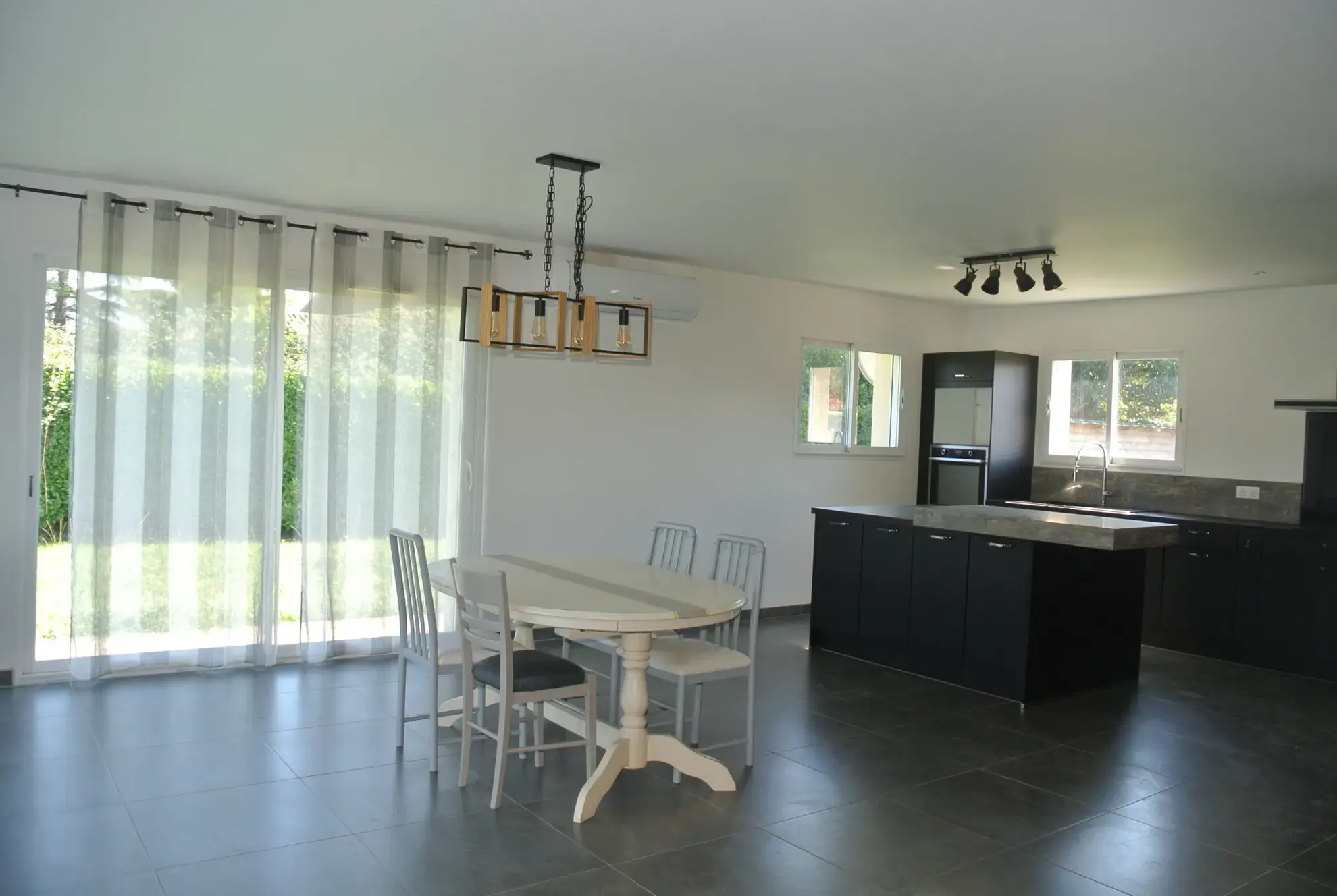 Maison moderne avec piscine et panneaux solaires à Marmande - Quartier recherché