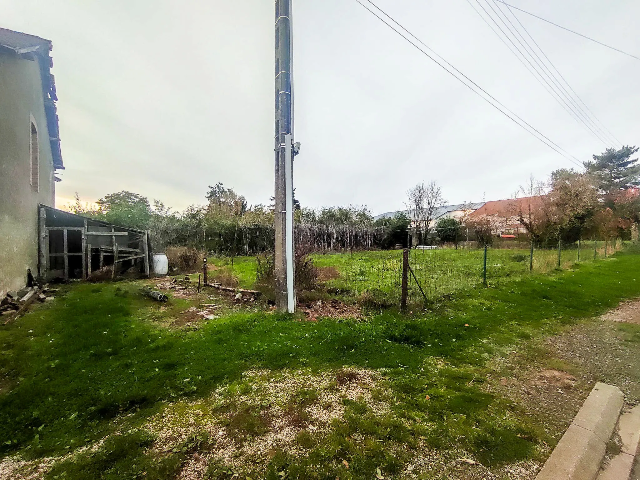 Maison à rénover sur terrain constructible à Longuyon proche frontière 