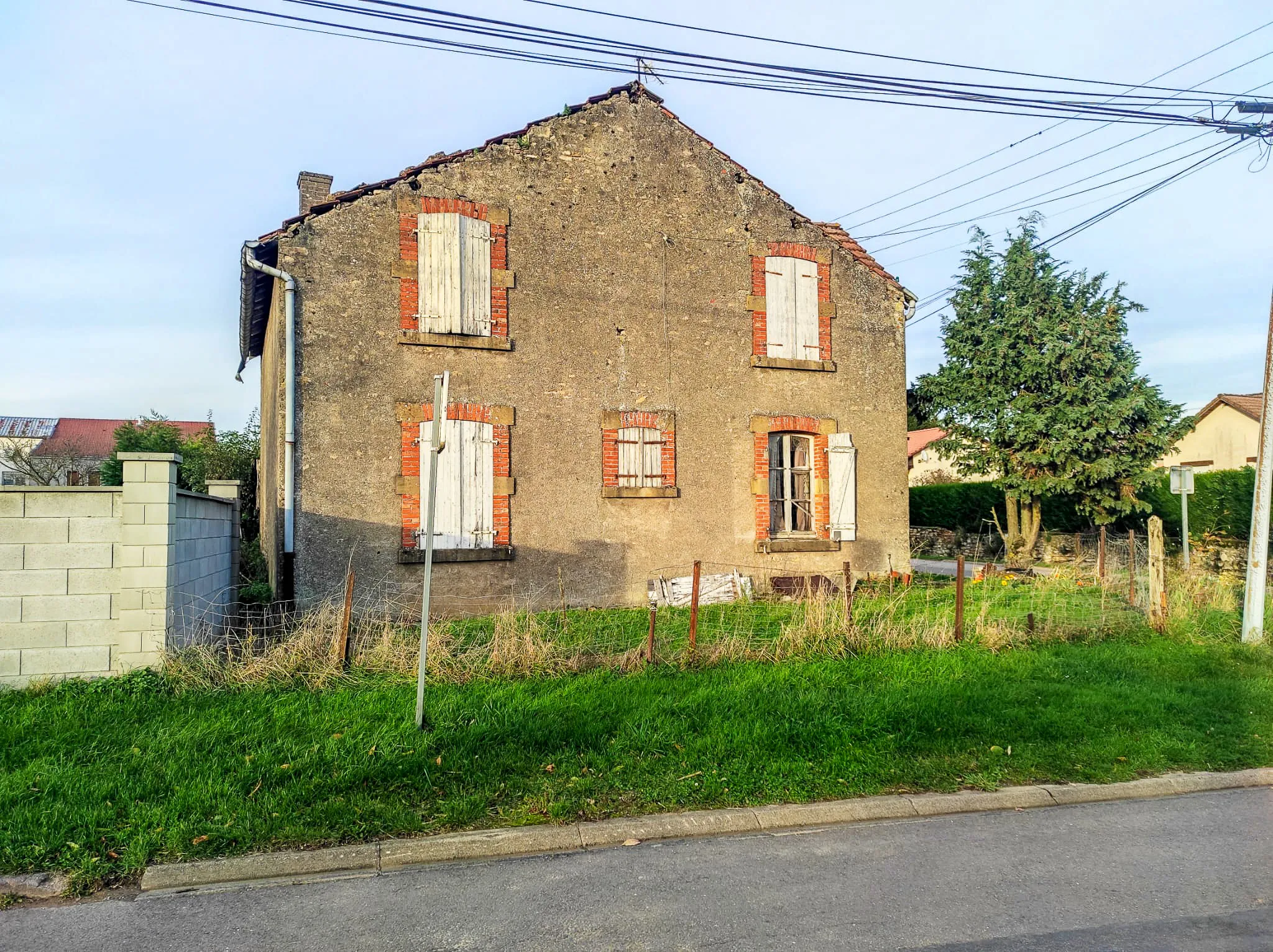 Maison à rénover sur terrain constructible à Longuyon proche frontière 