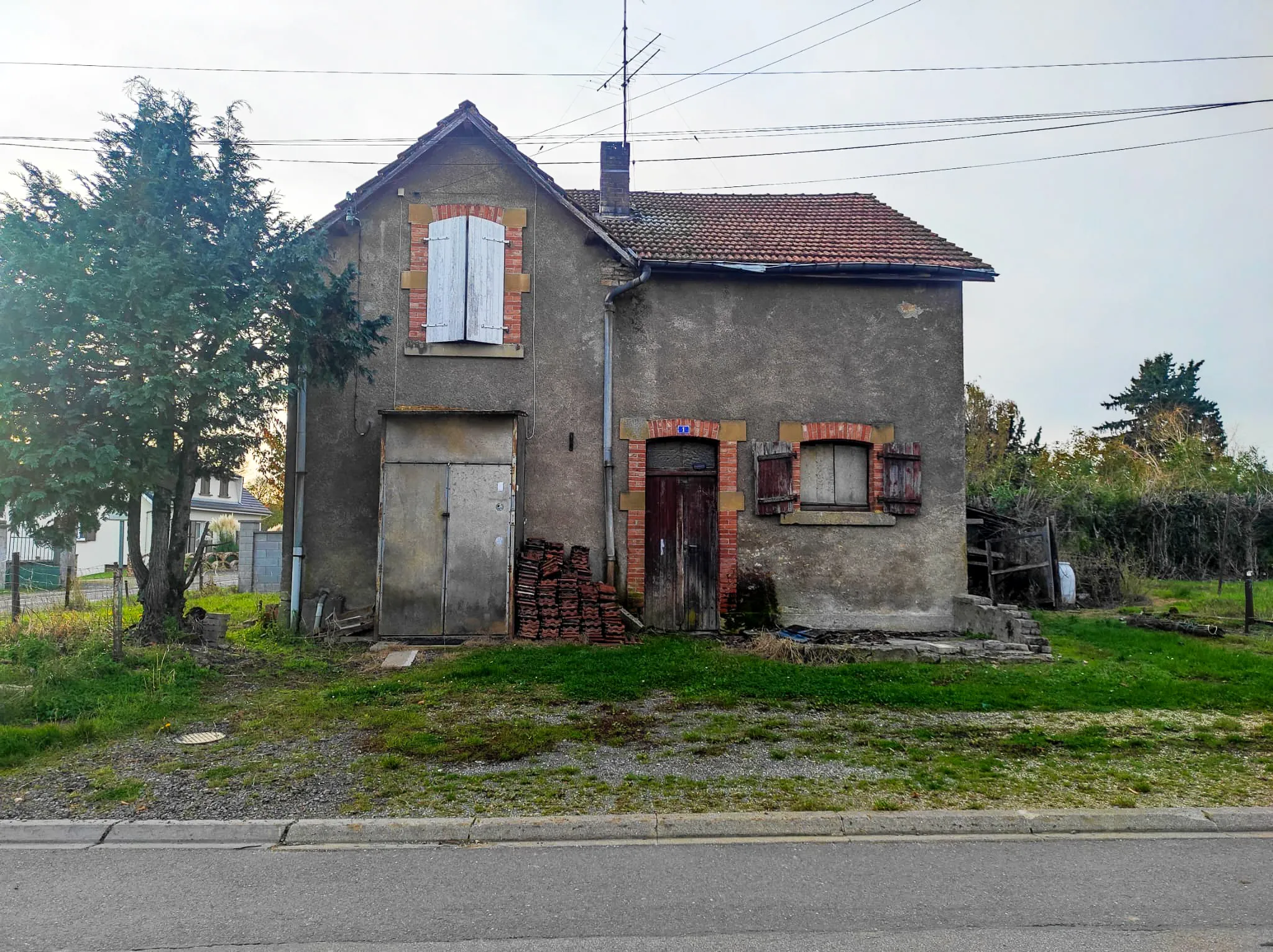 Maison à rénover sur terrain constructible à Longuyon proche frontière 