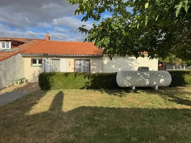 Maison à rénover avec grand terrain à Saint Jean d'Hermine - Opportunité d'investissement