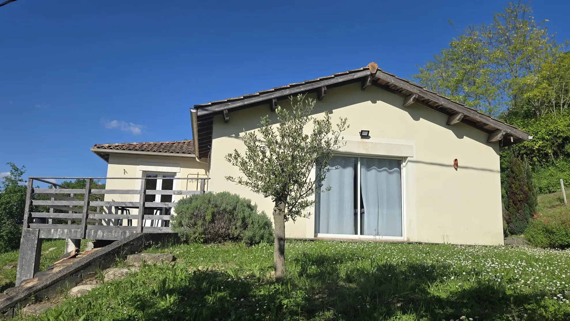 Maison contemporaine 120 m² avec vue dégagée et terrain de 5000 m² à Saint-Magne-de-Castillon