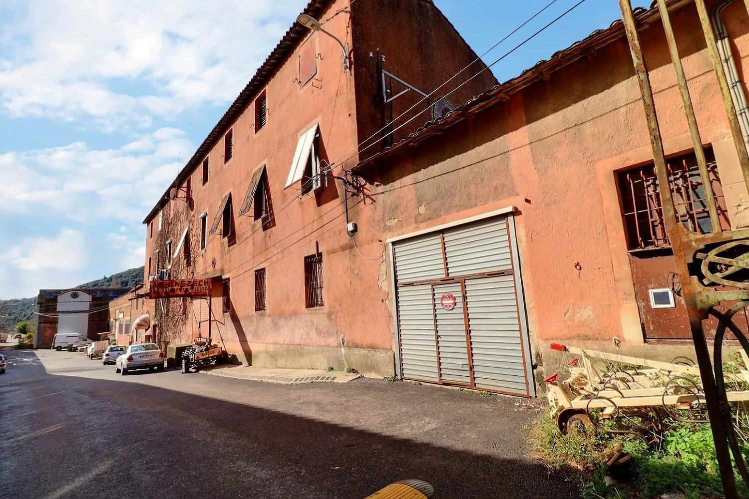 À vendre ensemble immobilier de 181 m² à Lodeve avec garage, potentiel d'aménagement et vue rivière