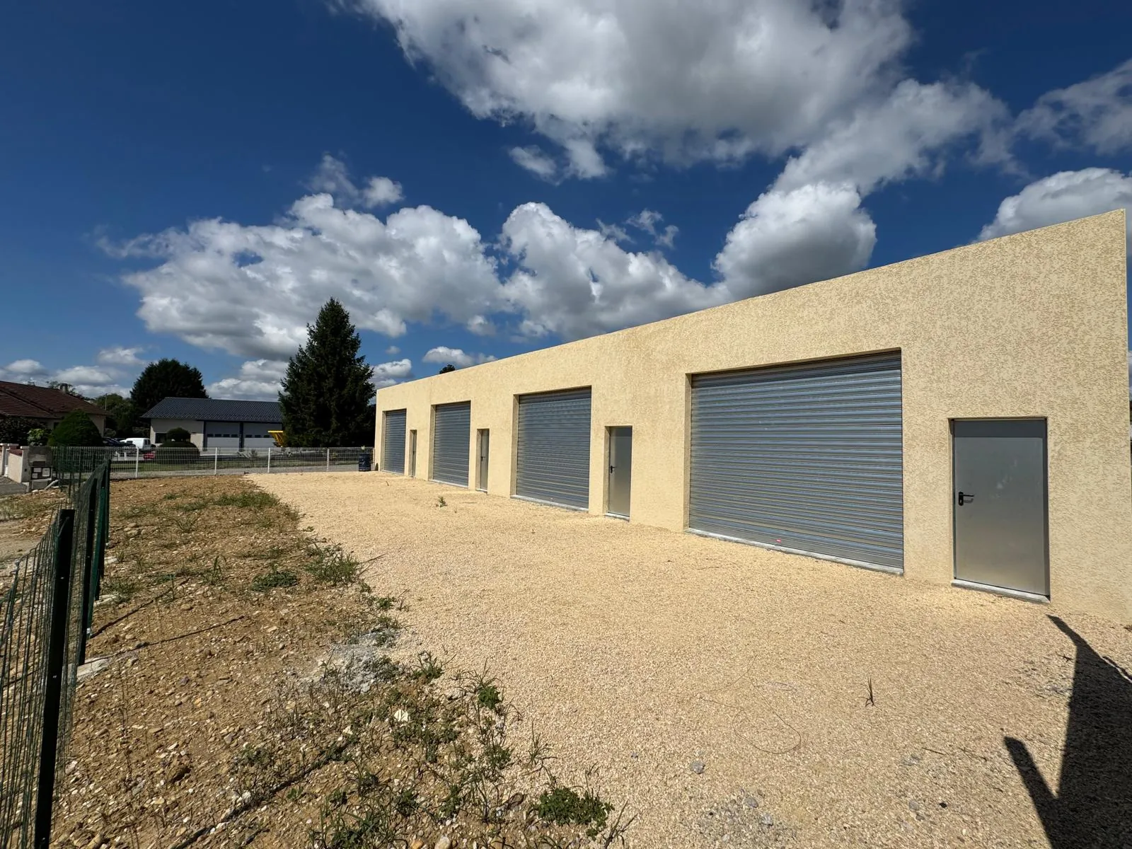 Entrepôt neuf à Vinay avec 4 boxes de 42 m², terrain 684 m² avec forte rentabilité