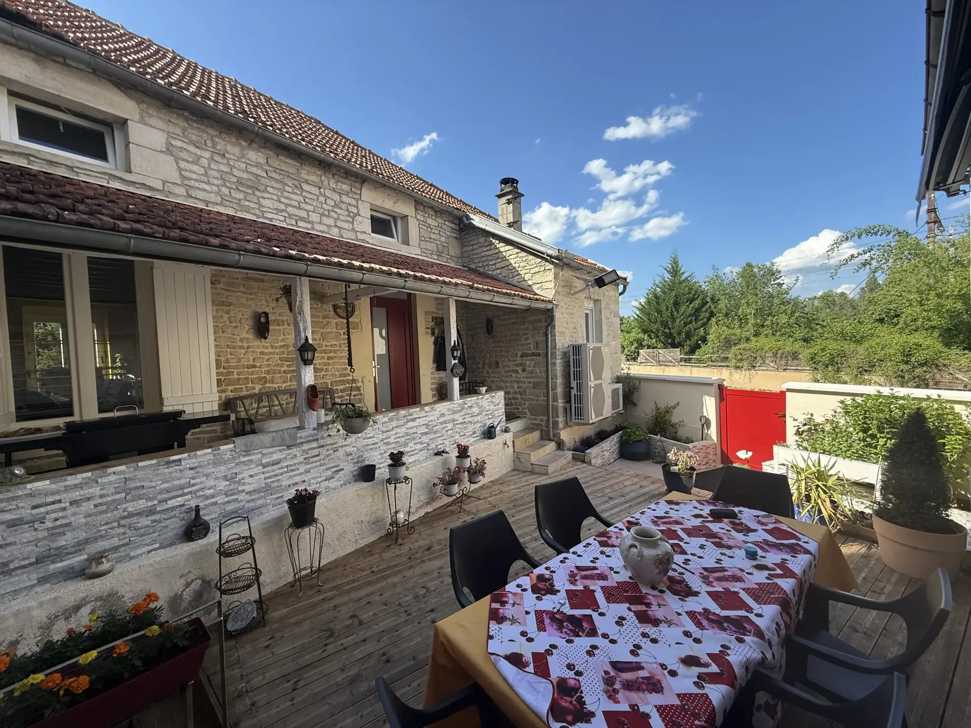 Maison de village rénovée à Montbard avec terrasse et jacuzzi, proche train TGV