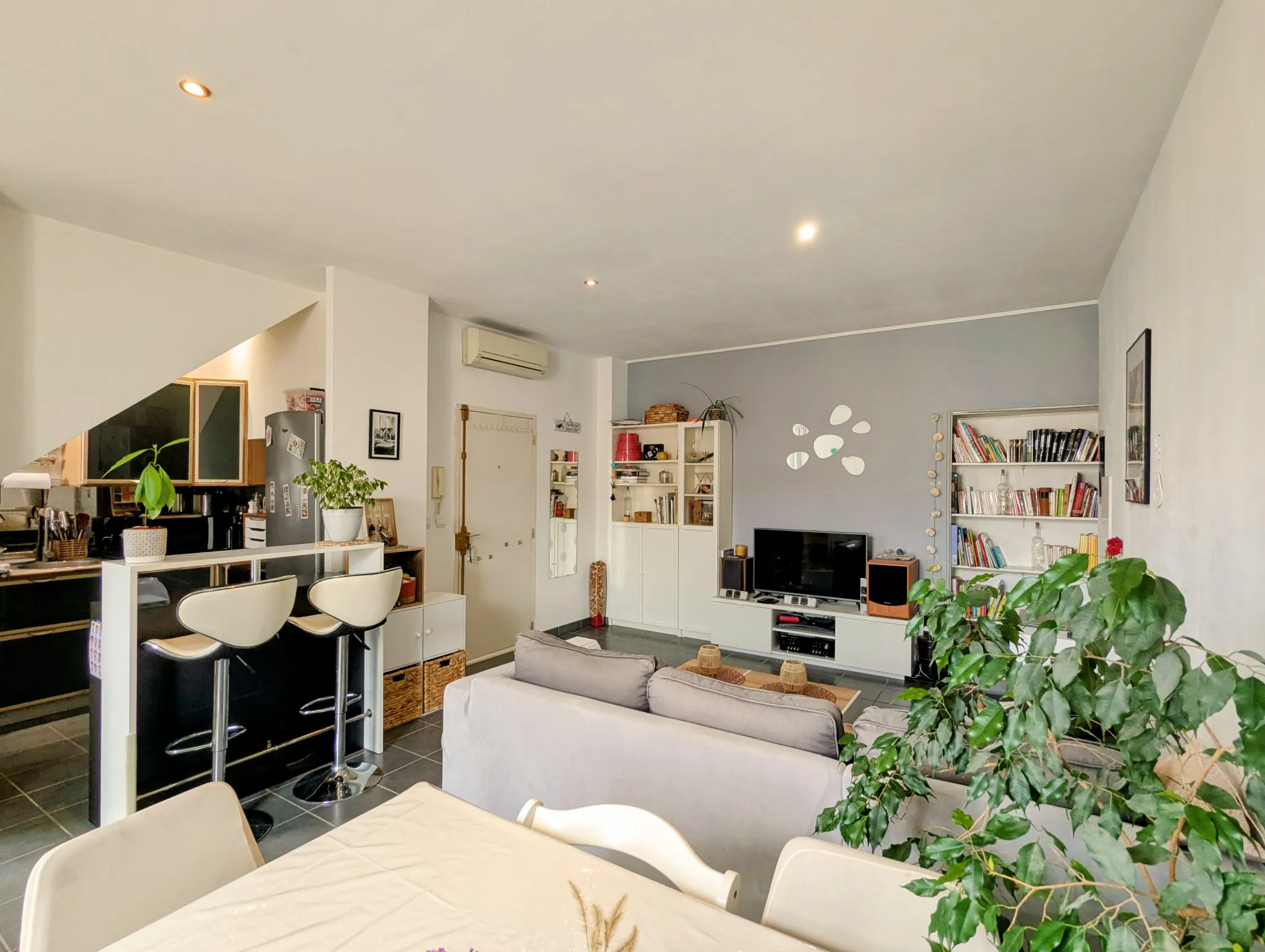 Spacieux triplex avec terrasse tropézienne à Bédarieux, vue exceptionnelle 