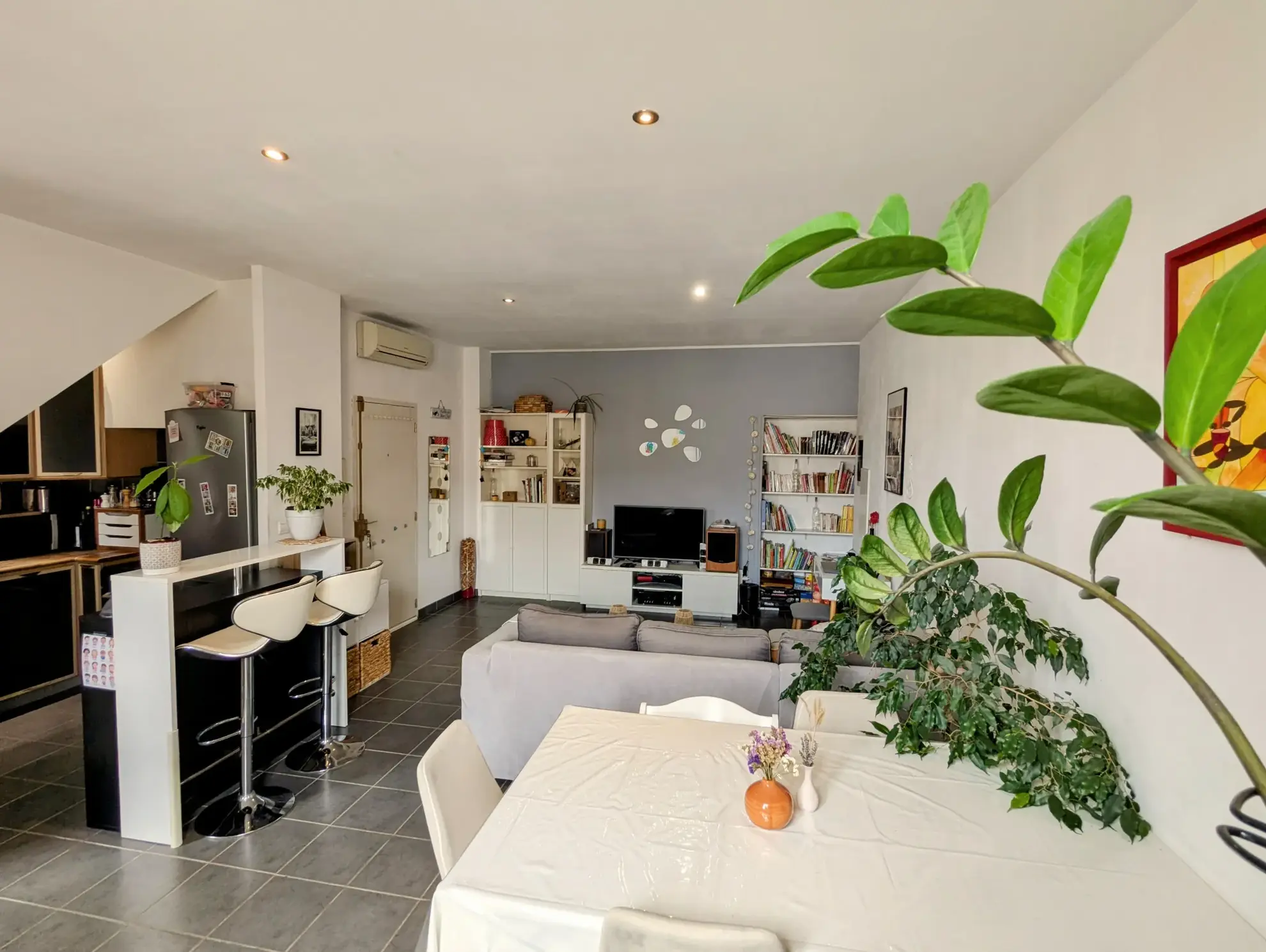 Spacieux triplex avec terrasse tropézienne à Bédarieux, vue exceptionnelle 