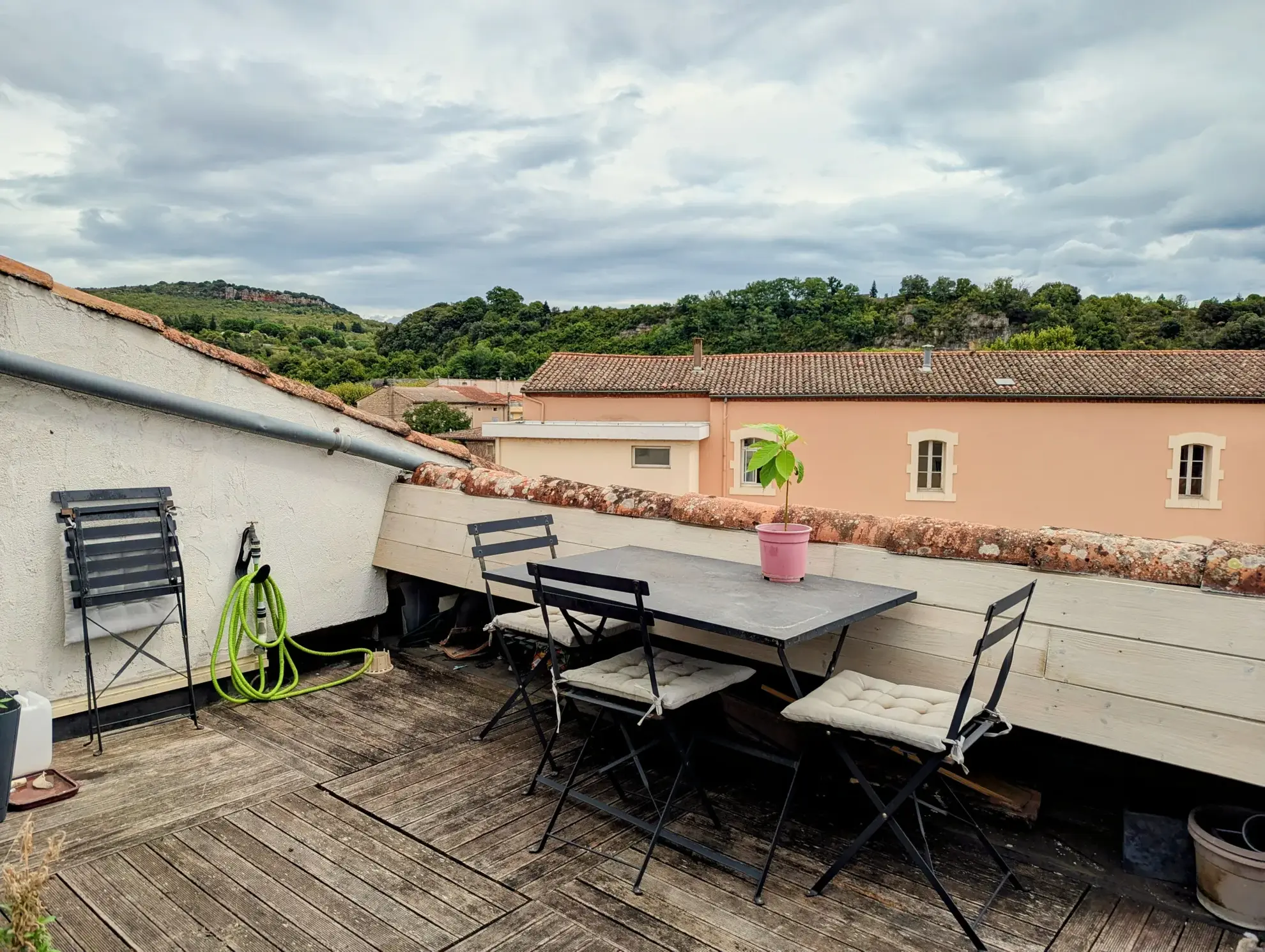 Spacieux triplex avec terrasse tropézienne à Bédarieux, vue exceptionnelle 