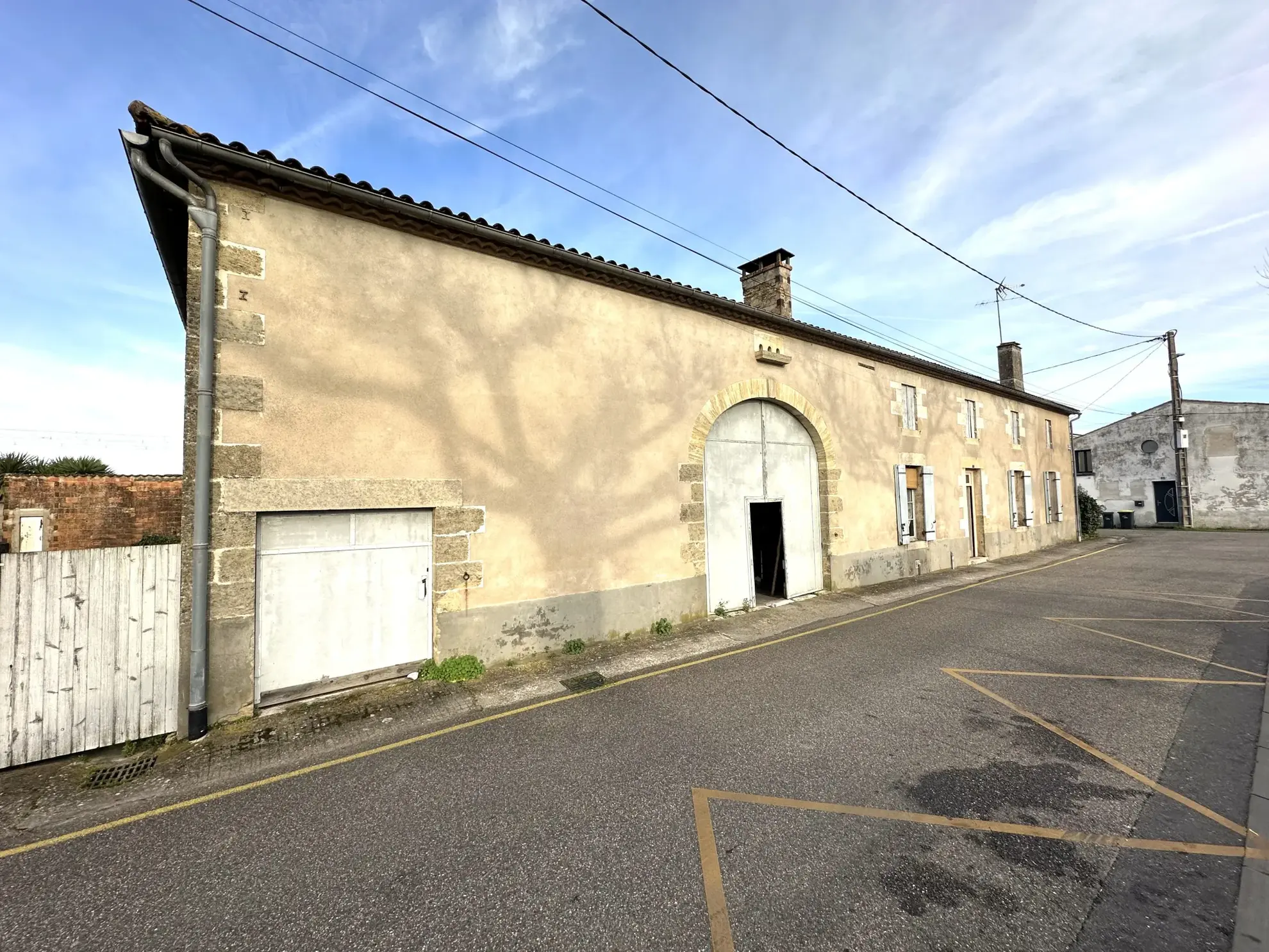 Longère en pierre à Sainte-Bazeille avec fort potentiel d'investissement 