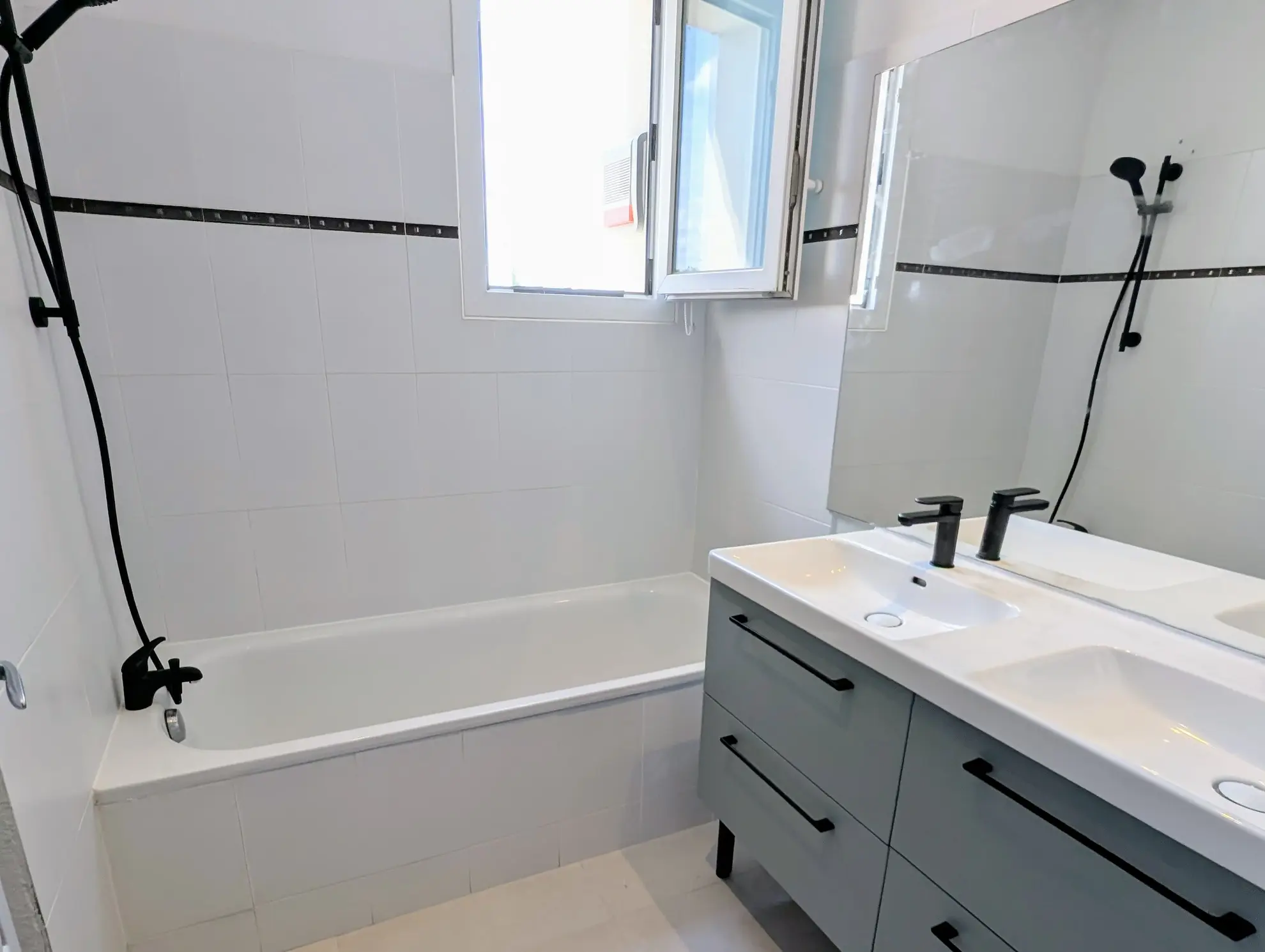 Maison de 81 m² avec jardin, garage et vue panoramique à Nîmes 