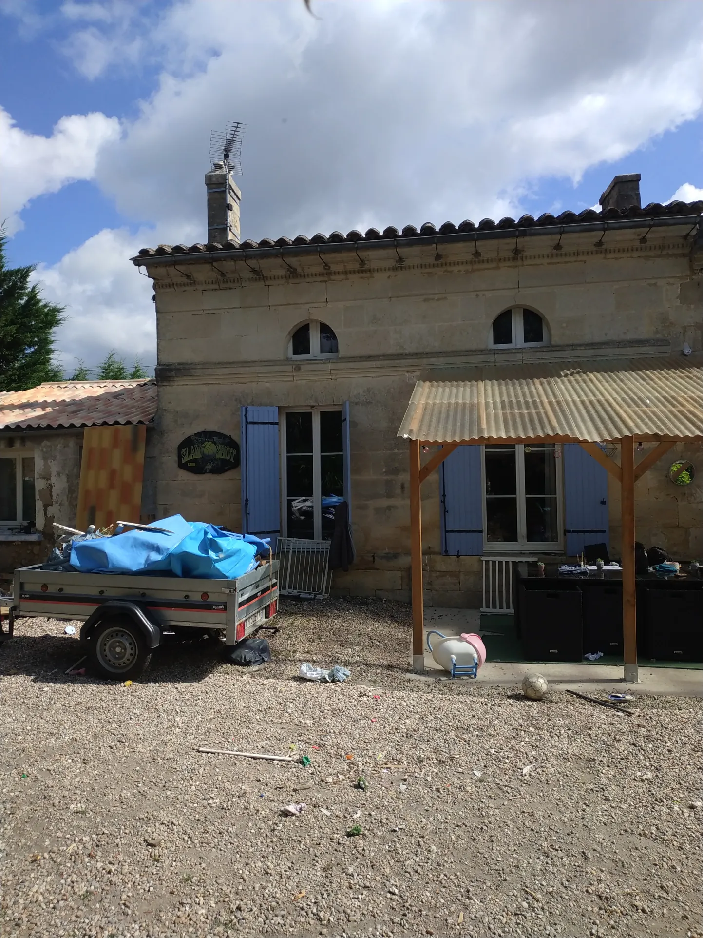 À vendre maison de 130 m² avec jardin et chai à Lansac, potentiel élevé, libre en juillet 2026