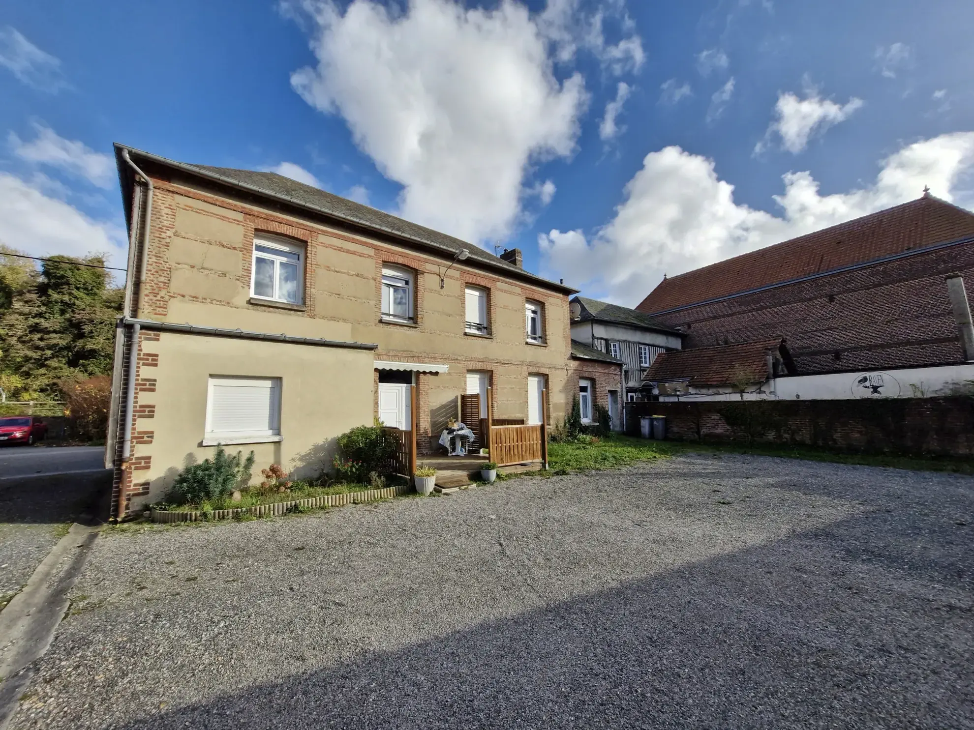 Immeuble à rénover à Longueville-sur-Scie avec 4 logements - Opportunité d'investissement