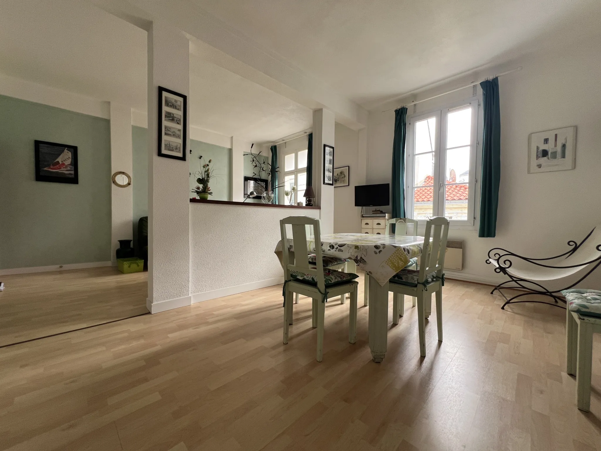 Appartement avec vue latérale sur la mer à Les Sables d'Olonne, proche du centre-ville 