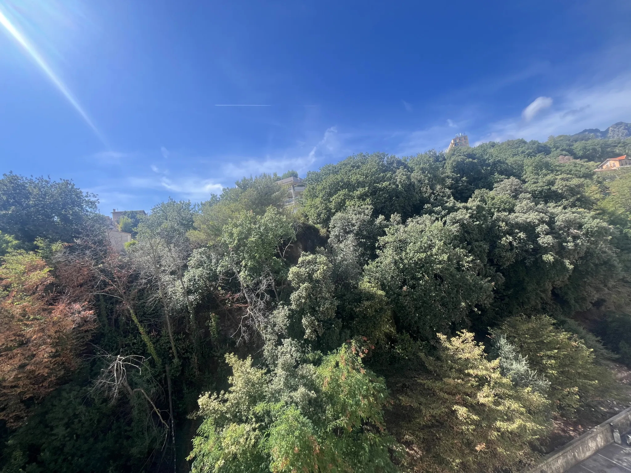 Appartement 3 pièces traversant avec terrasse et loggia à Menton 