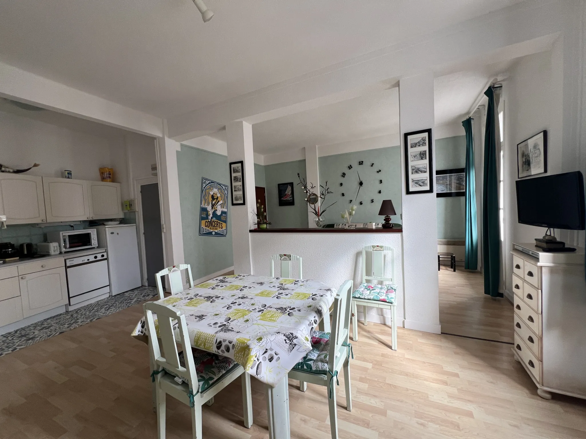 Appartement avec vue latérale sur la mer à Les Sables d'Olonne, proche du centre-ville 