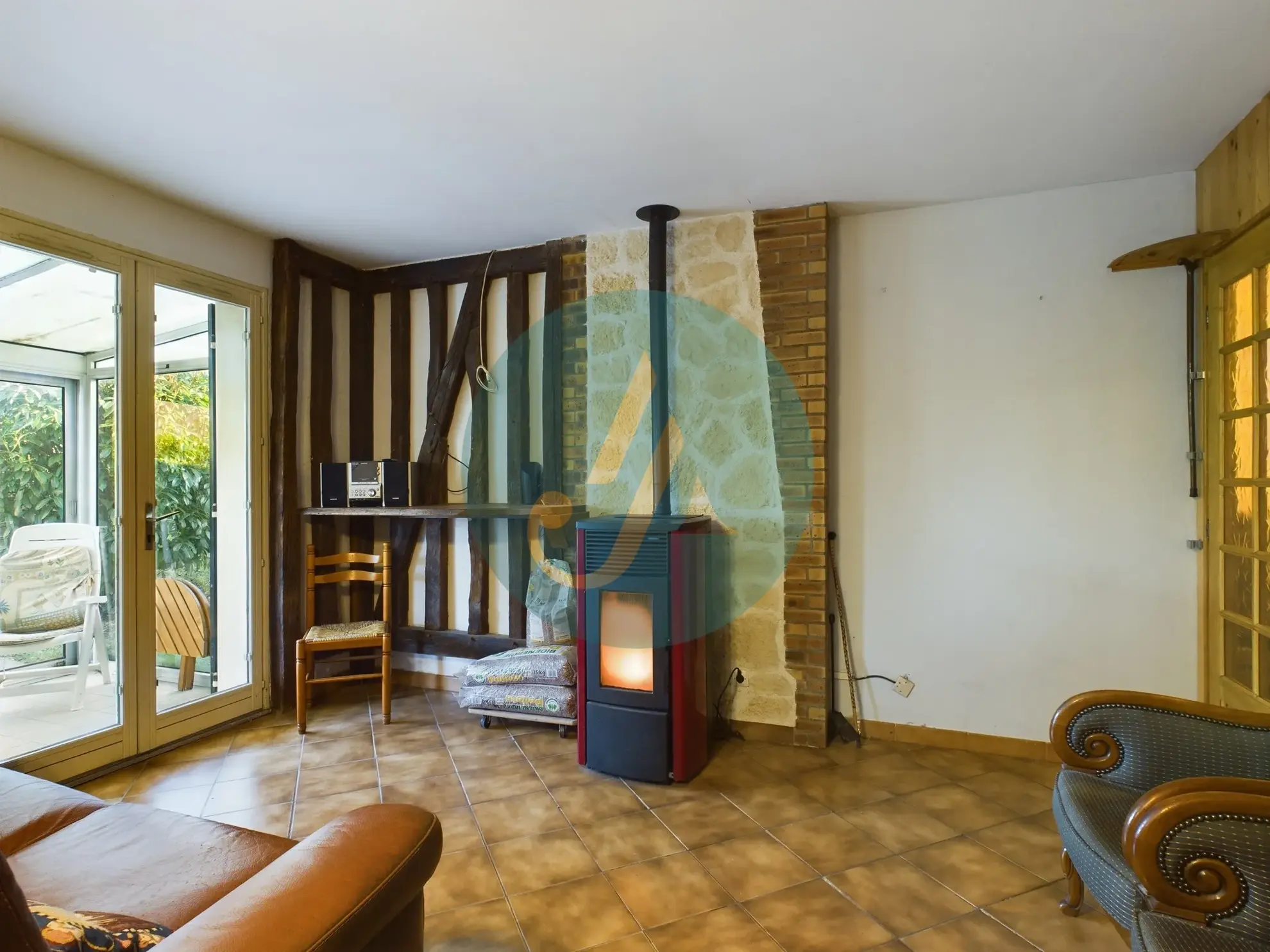 Pavillon de plain-pied avec 2 chambres, grand garage et jardin clos à Saint-Prive 