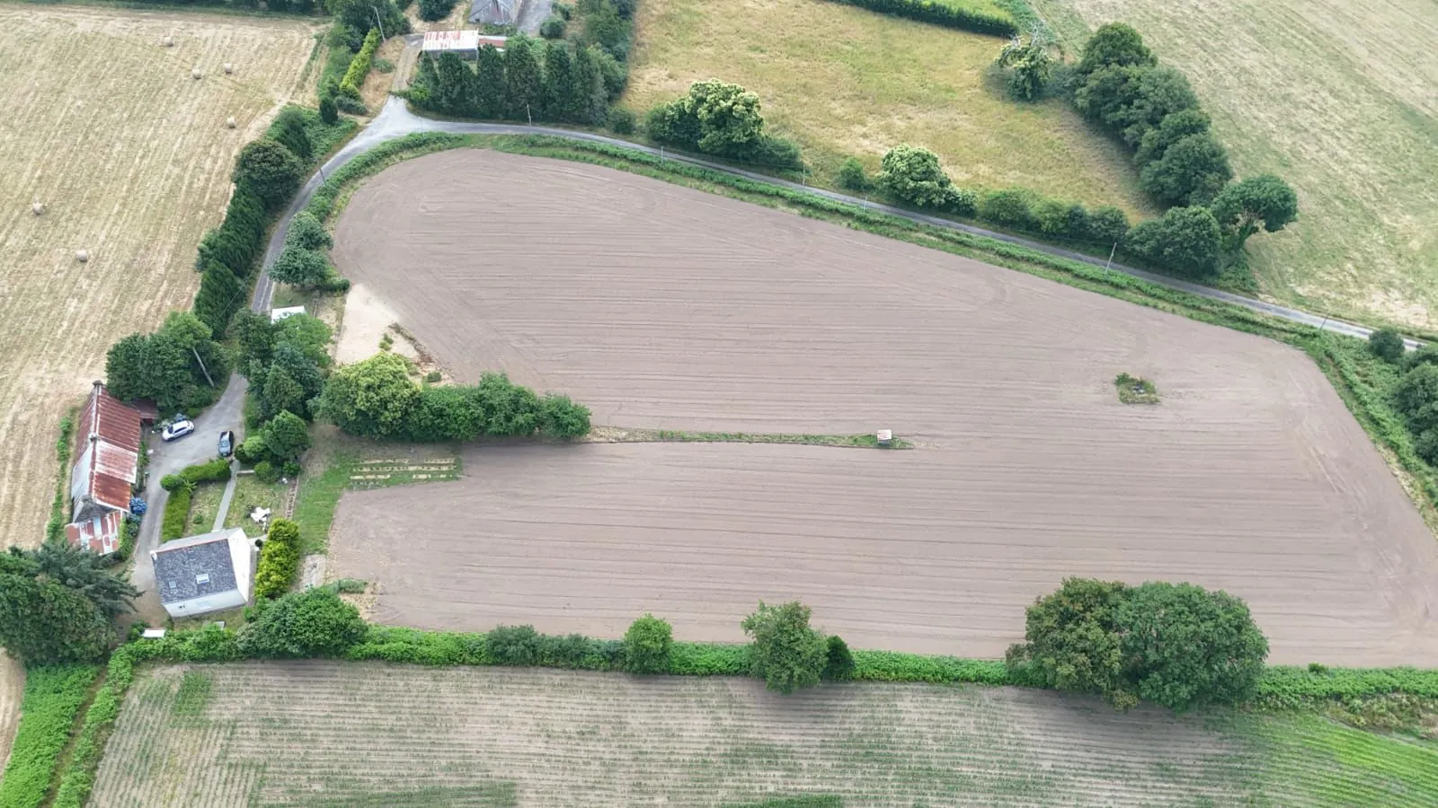 Propriété agricole à rénover avec maison, longère, terrain bio à Plaudren (56)