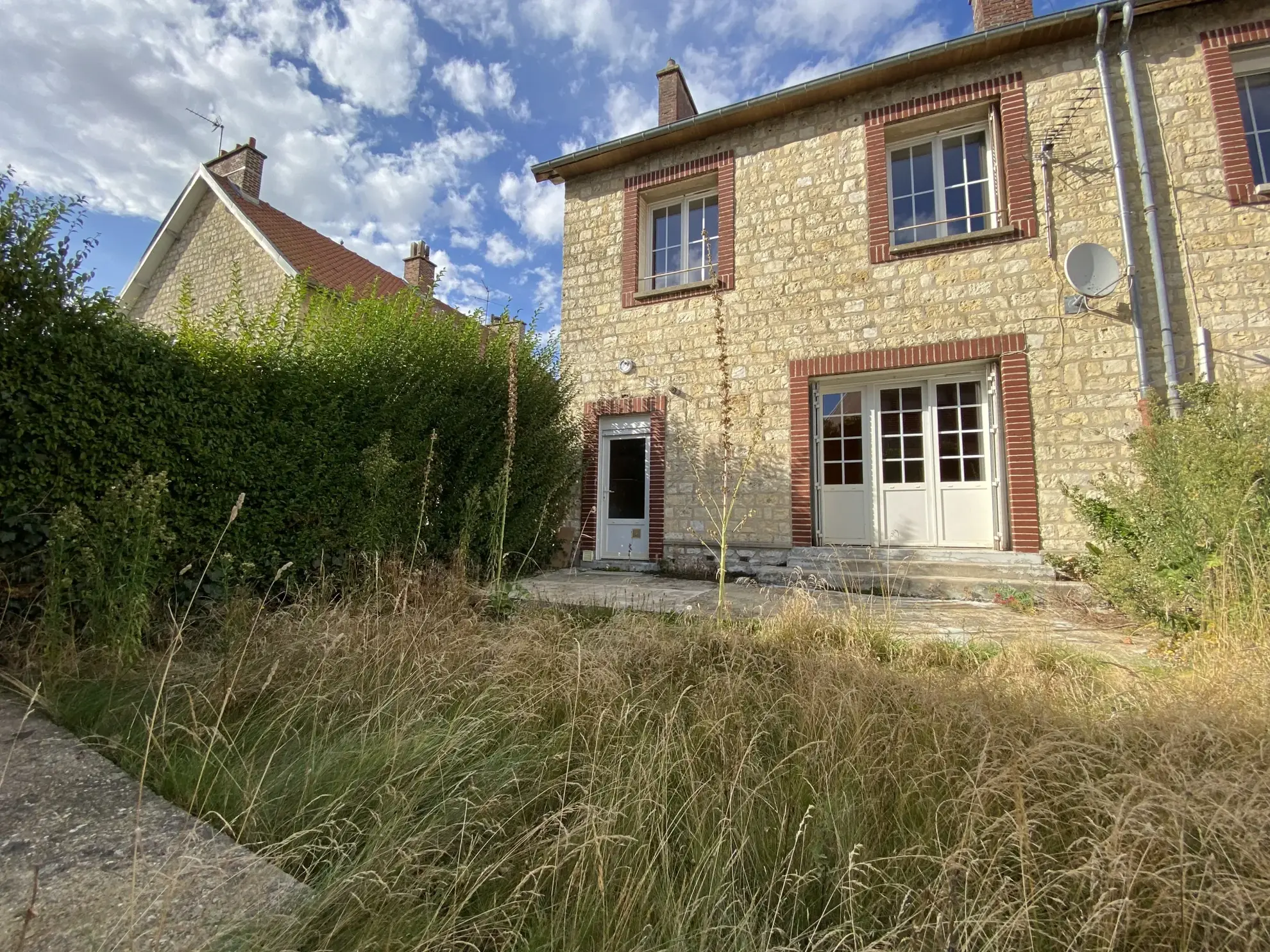 Maison de ville à vendre à Abbeville avec 3 chambres, jardin exposé et cave 