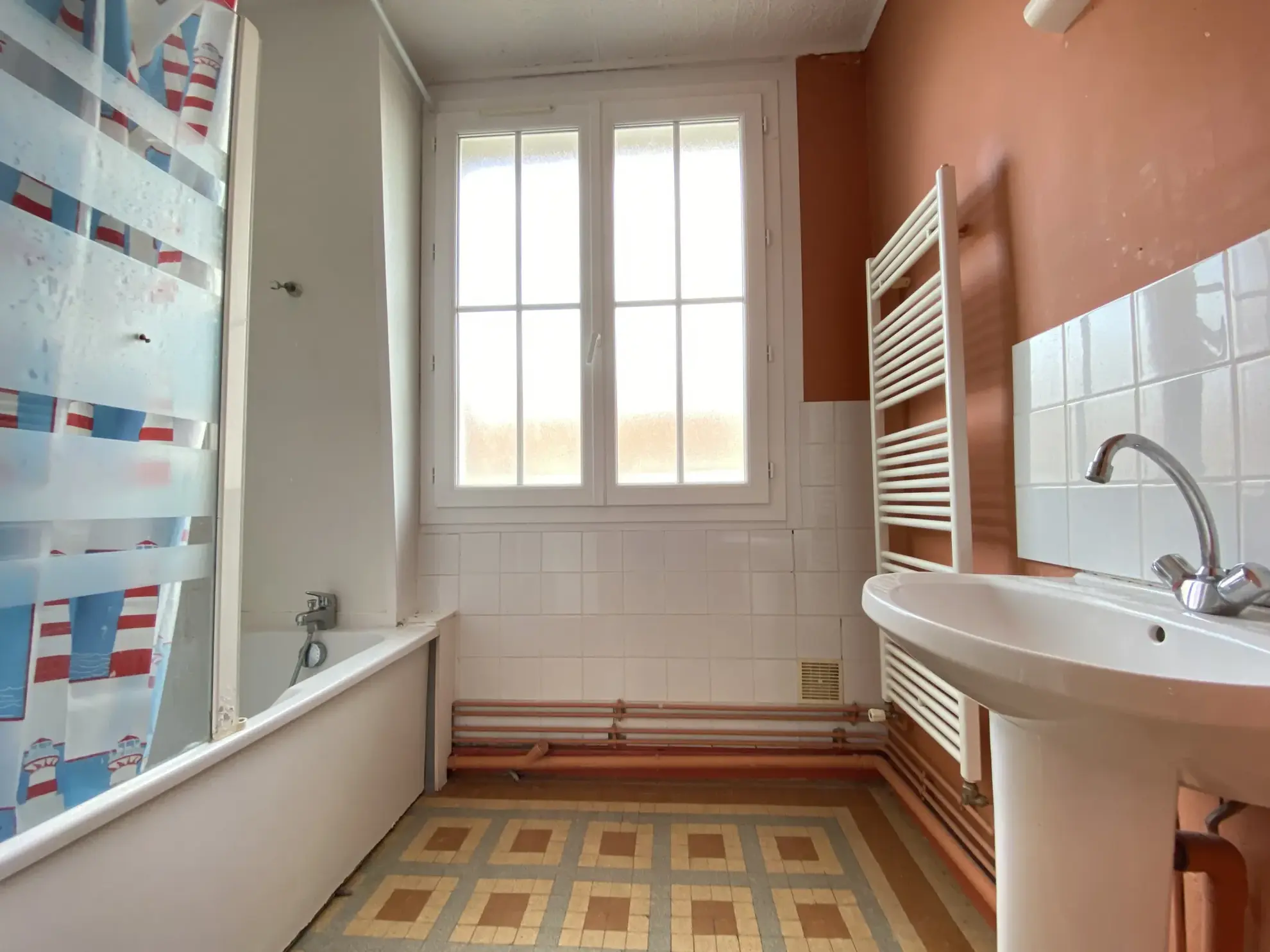 Maison de ville à vendre à Abbeville avec 3 chambres, jardin exposé et cave 