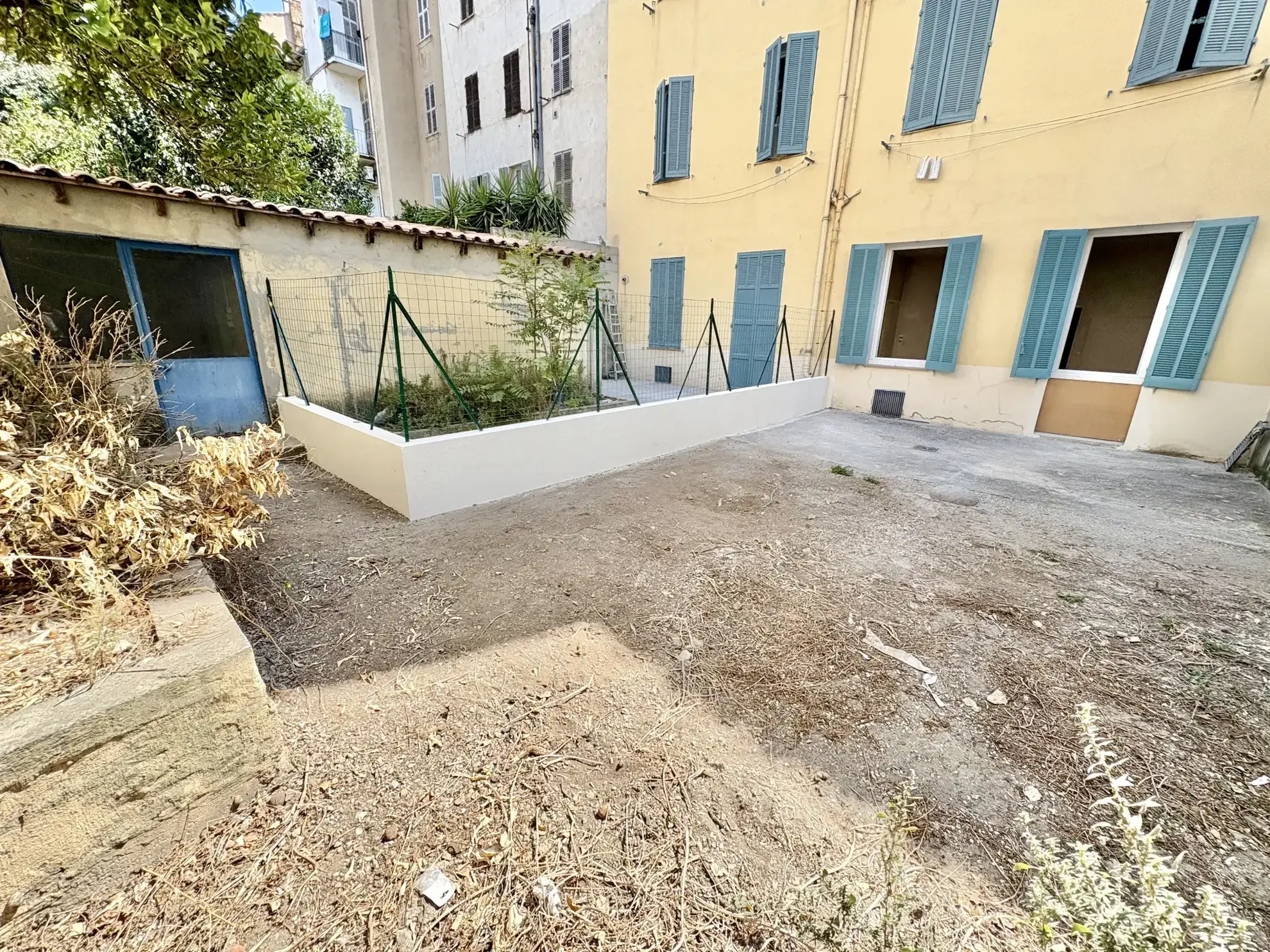 Appartement T3 avec jardin à Toulon Ouest, à rénover, proche toutes commodités
