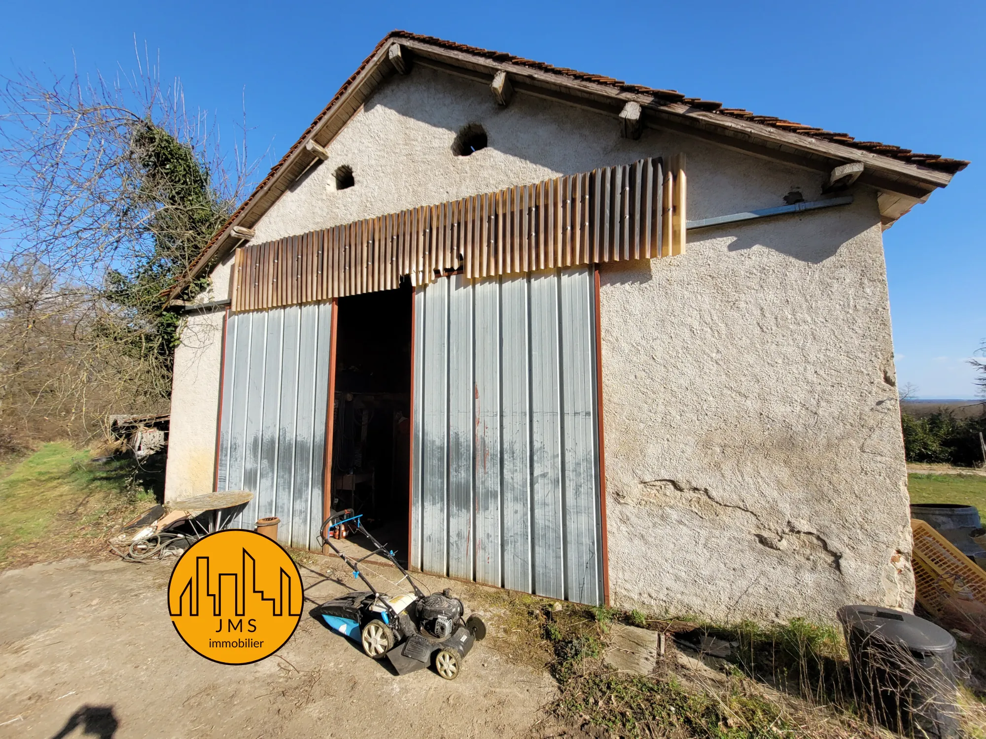 Fermette à vendre à Châtel-de-Neuvre avec maison, terrain et potentiel 