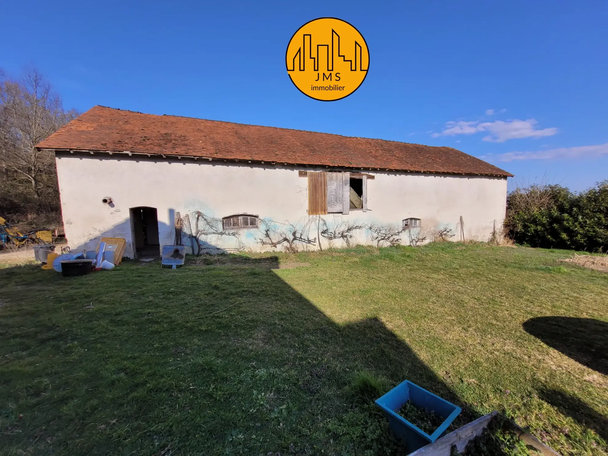 Fermette à vendre à Châtel-de-Neuvre avec maison, terrain et potentiel 