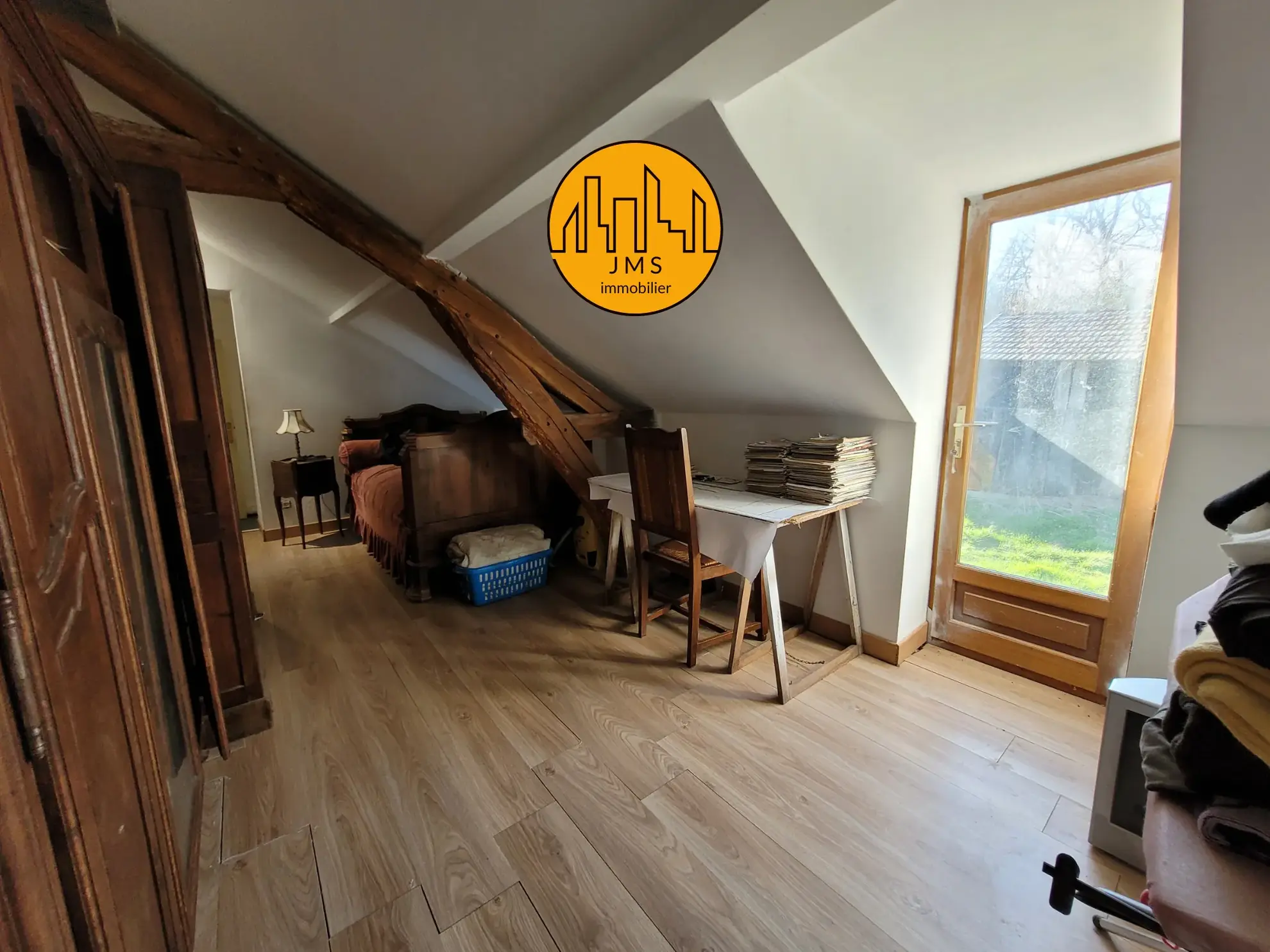 Fermette à vendre à Châtel-de-Neuvre avec maison, terrain et potentiel 