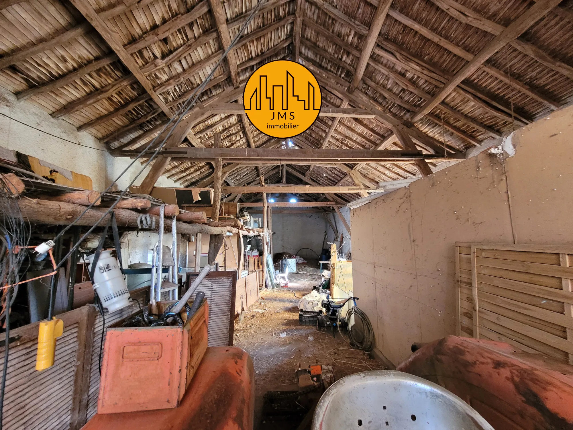 Fermette à vendre à Châtel-de-Neuvre avec maison, terrain et potentiel 