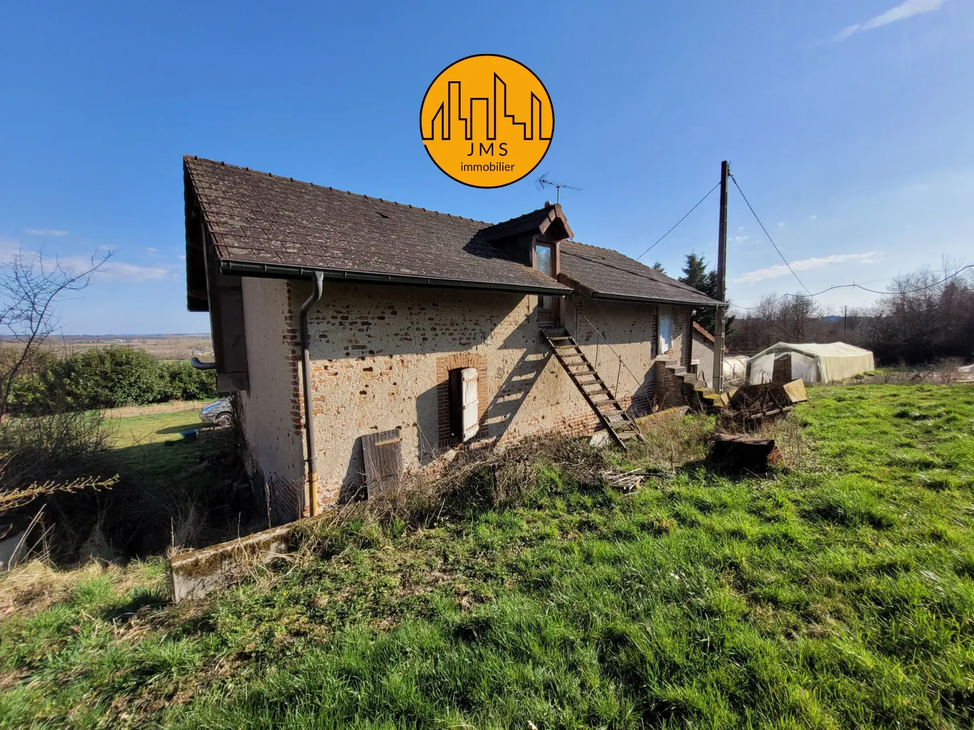 Fermette à vendre à Châtel-de-Neuvre avec maison, terrain et potentiel 