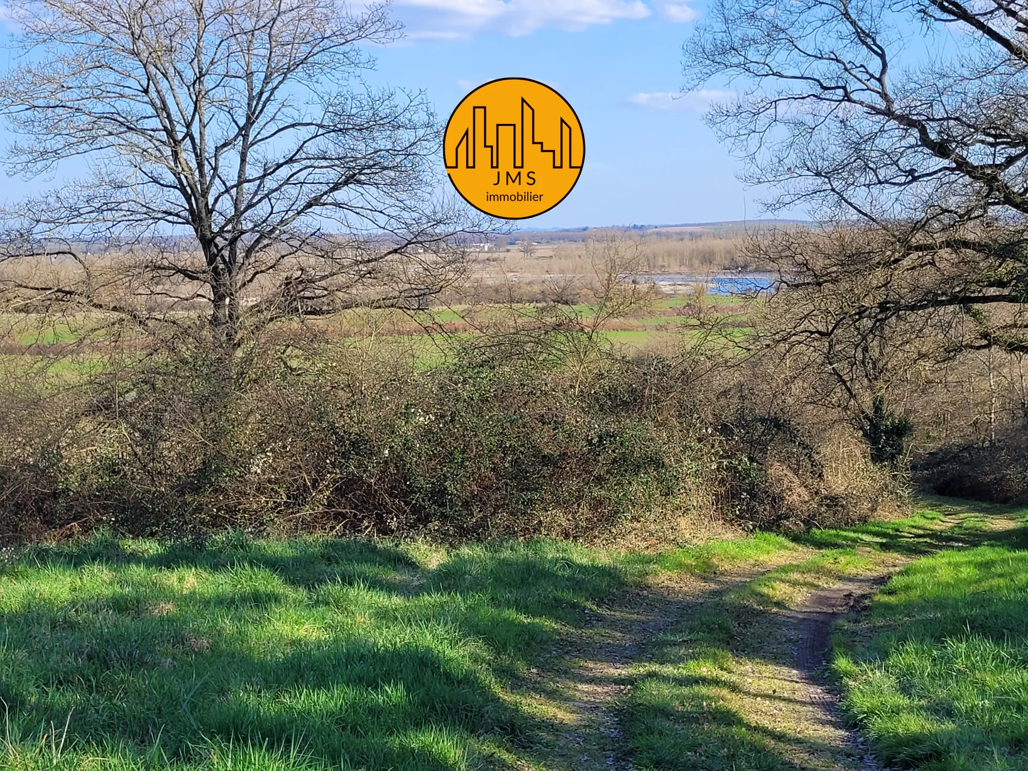 Fermette à vendre à Châtel-de-Neuvre avec maison, terrain et potentiel 