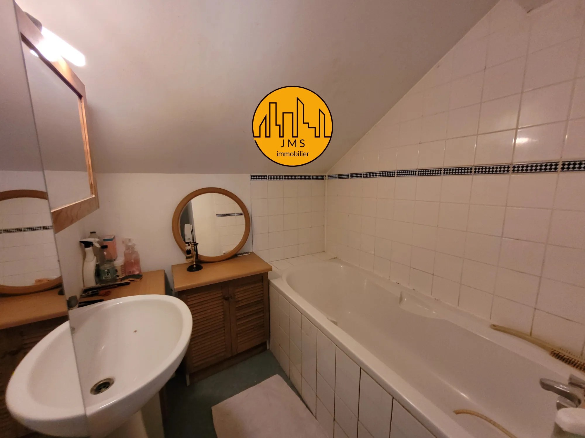 Fermette à vendre à Châtel-de-Neuvre avec maison, terrain et potentiel 