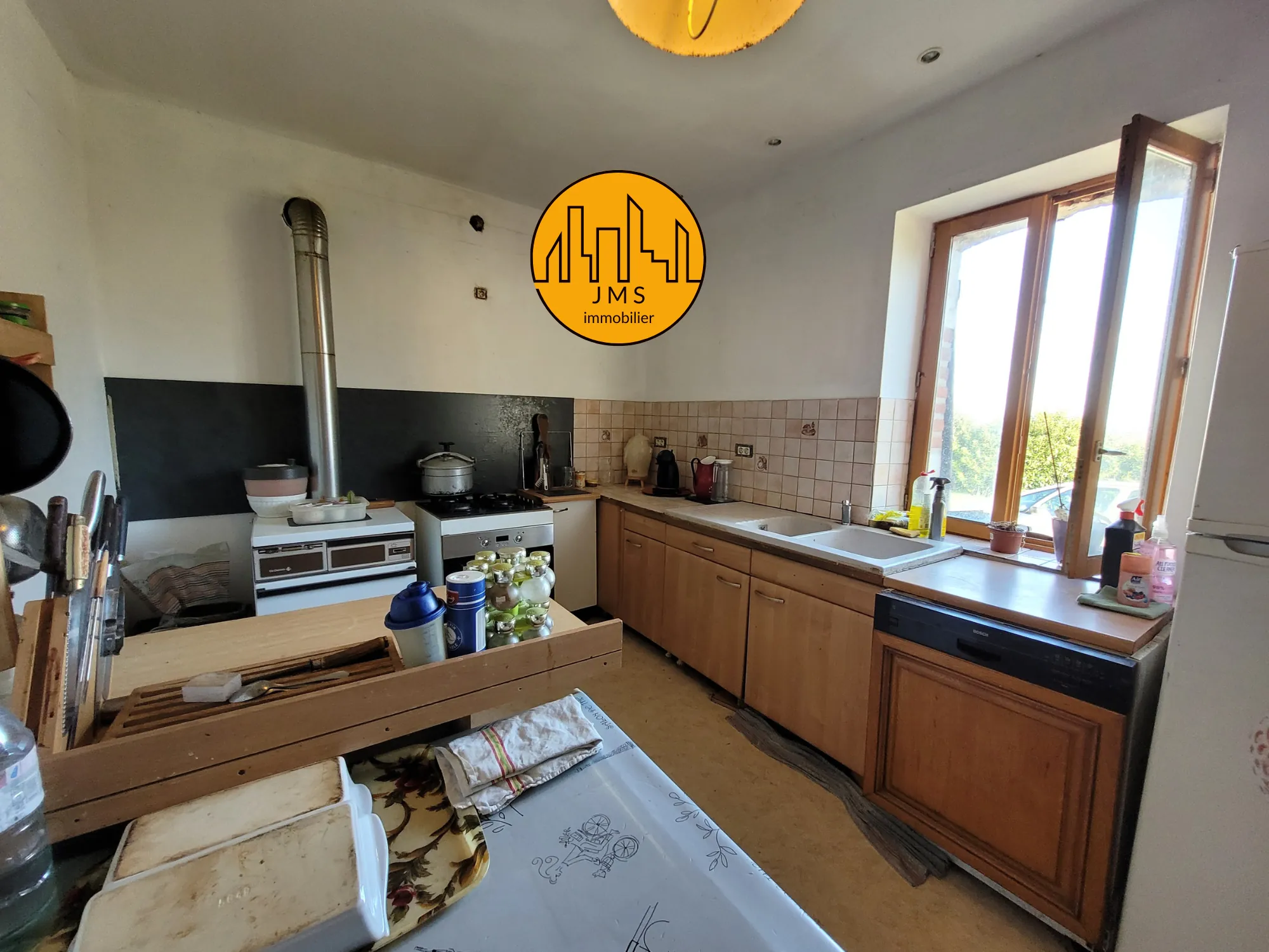 Fermette à vendre à Châtel-de-Neuvre avec maison, terrain et potentiel 