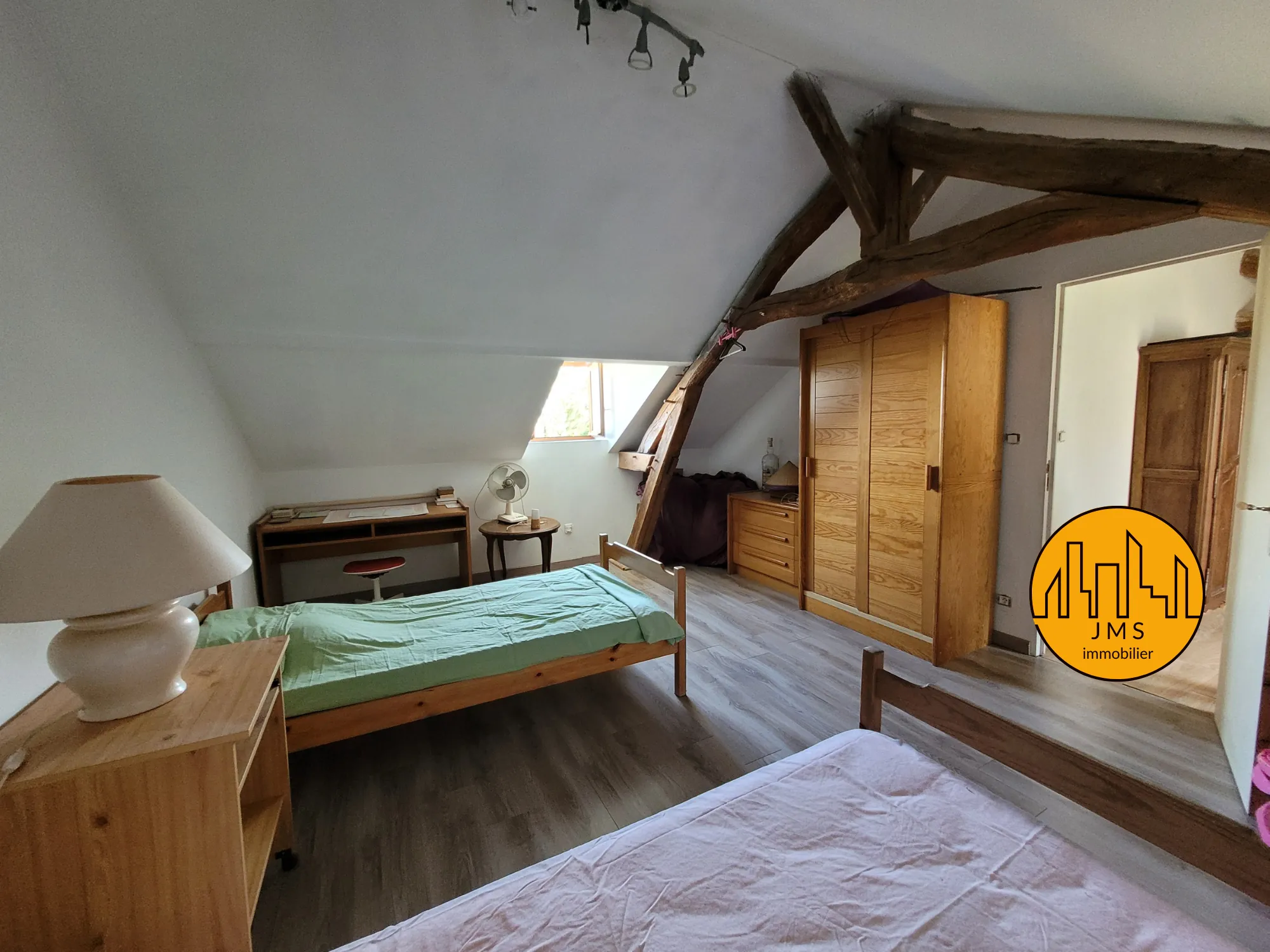 Fermette à vendre à Châtel-de-Neuvre avec maison, terrain et potentiel 