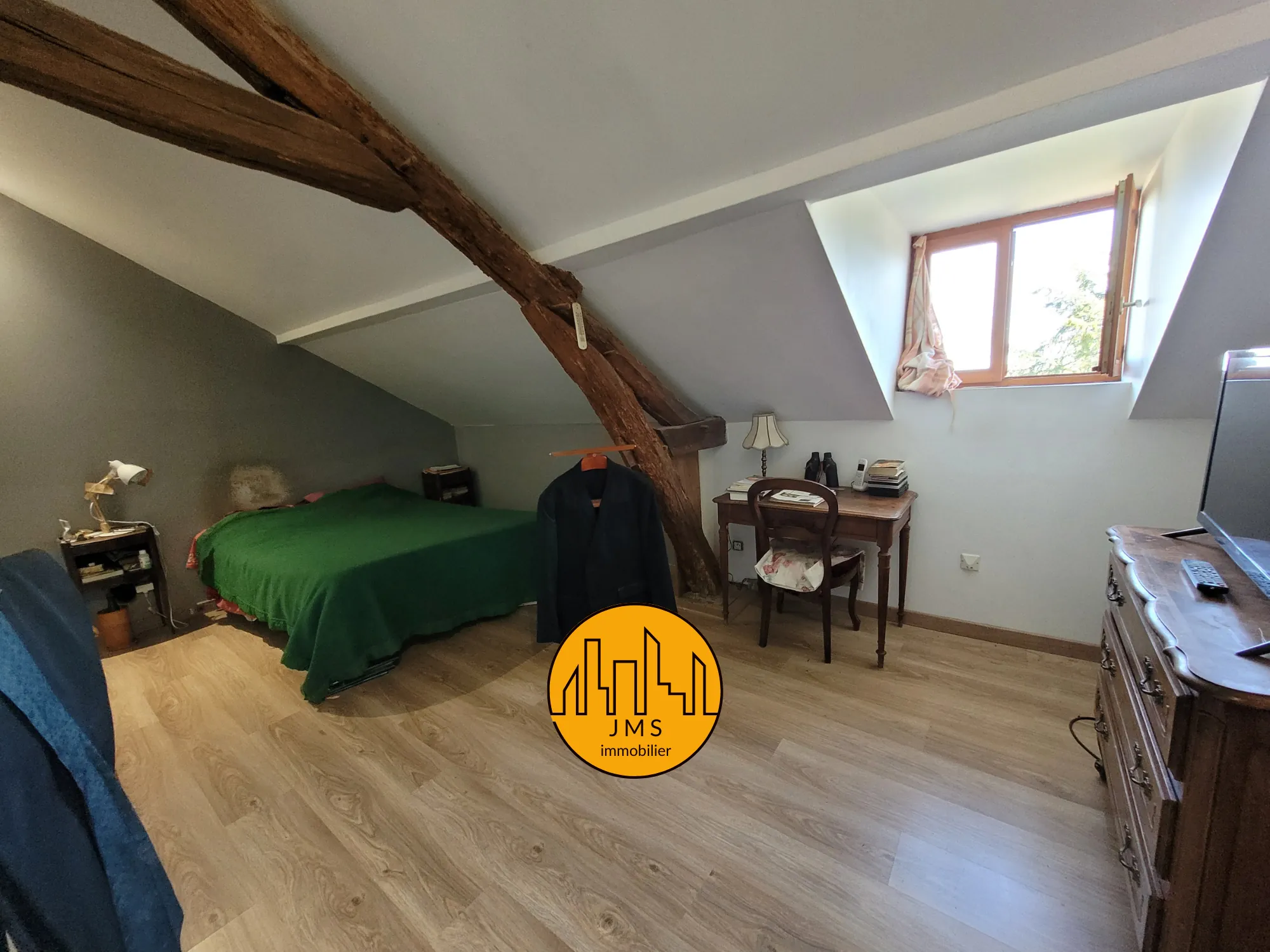 Fermette à vendre à Châtel-de-Neuvre avec maison, terrain et potentiel 