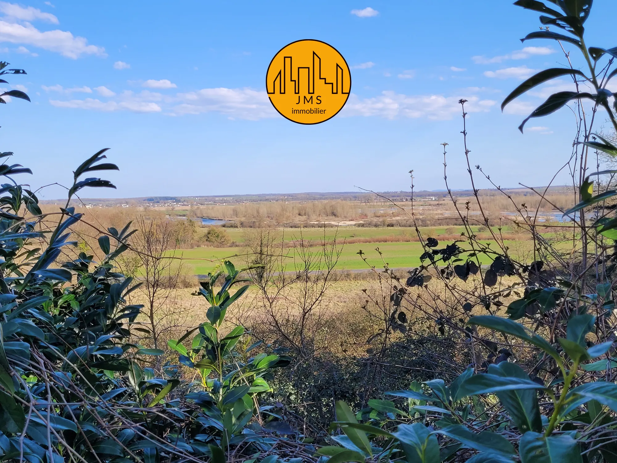 Fermette à vendre à Châtel-de-Neuvre avec maison, terrain et potentiel 