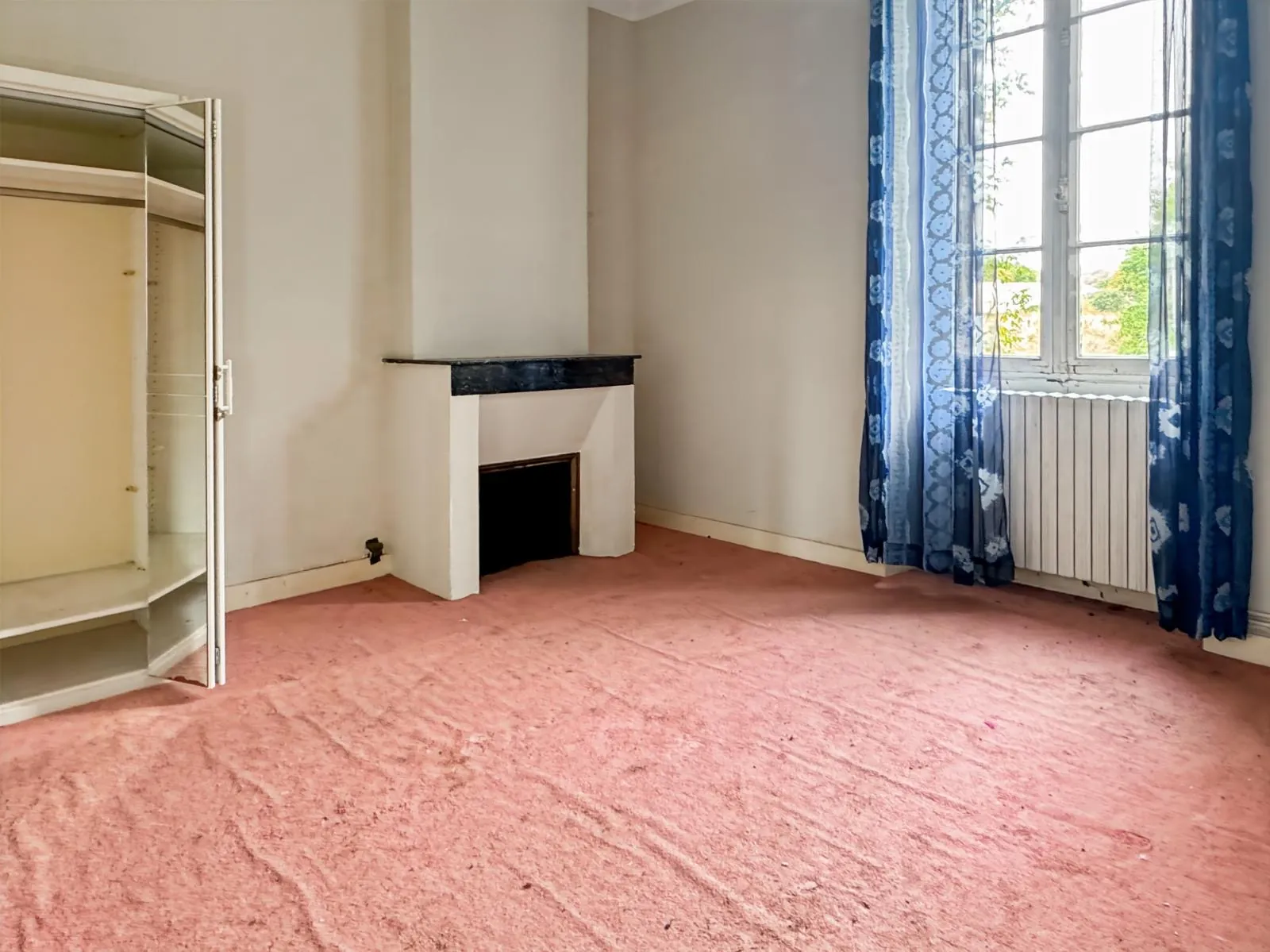 Spacieuse maison de caractère à Bourg-du-Bost avec grand potentiel de rénovation 