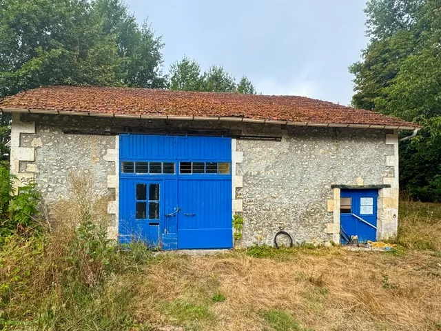 Spacieuse maison de caractère à Bourg-du-Bost avec grand potentiel de rénovation 