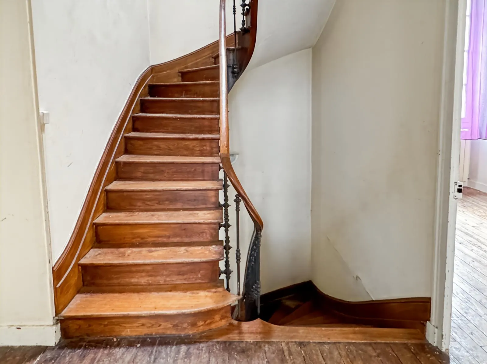 Spacieuse maison de caractère à Bourg-du-Bost avec grand potentiel de rénovation 