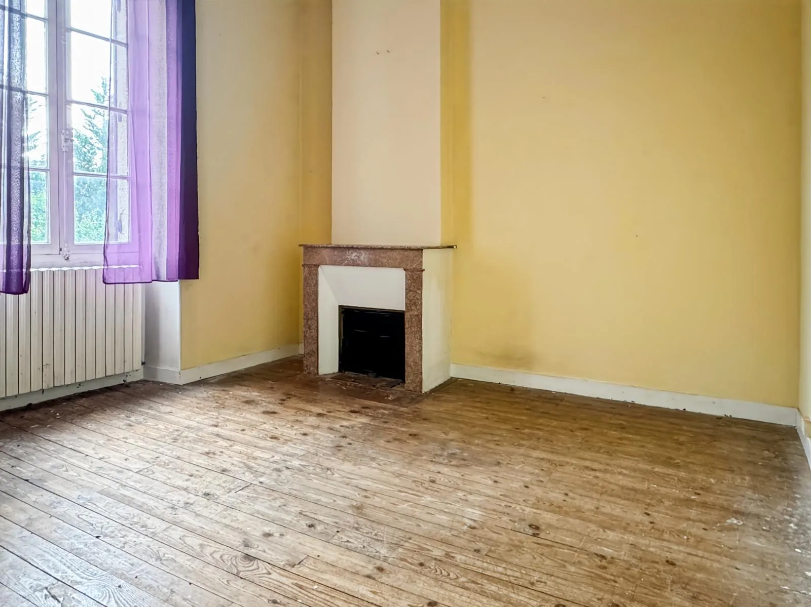 Spacieuse maison de caractère à Bourg-du-Bost avec grand potentiel de rénovation 